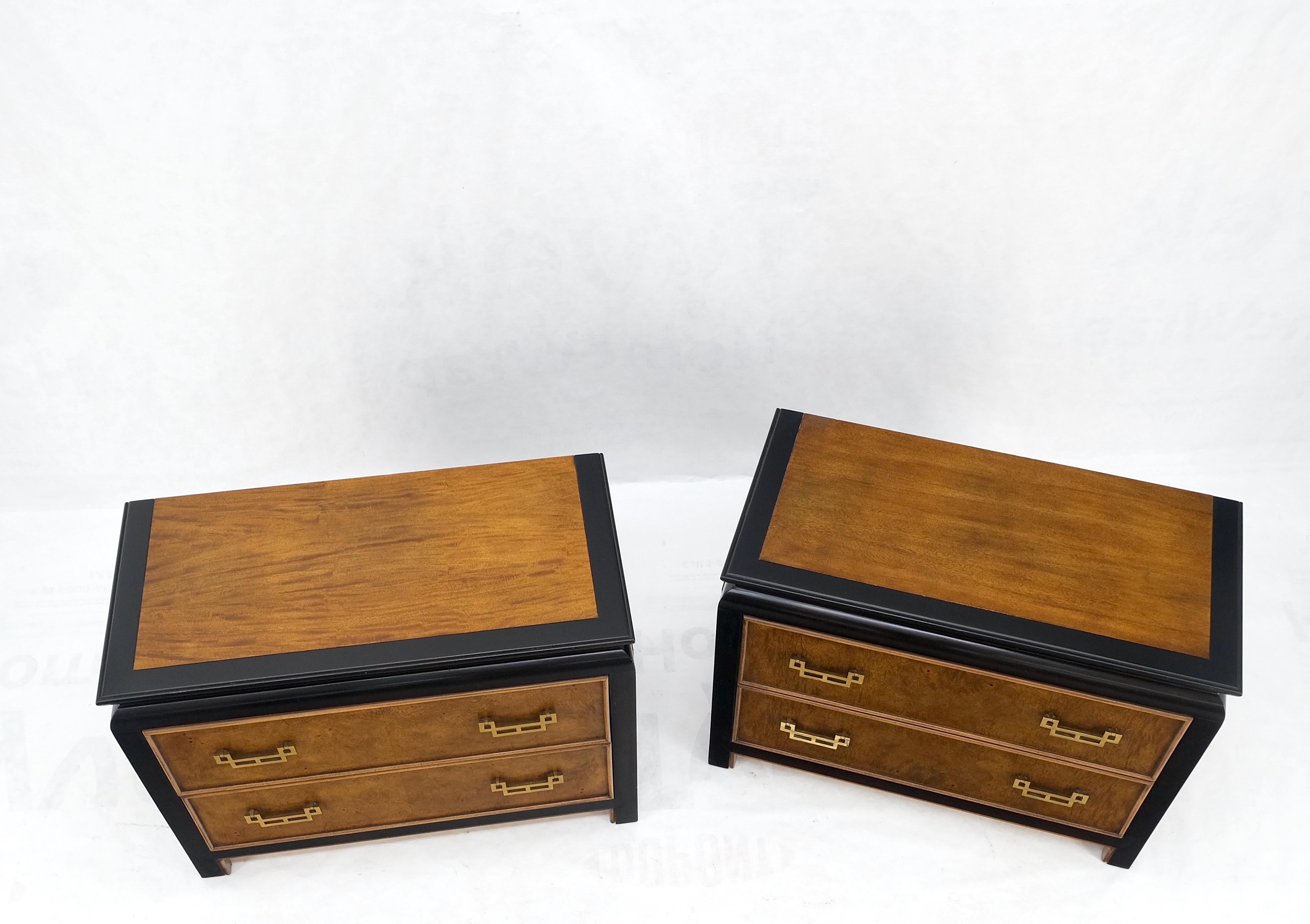 Americano Coppia di Comodini a 2 cassetti in legno di radica, lacca nera e ottone massiccio MINT! in vendita