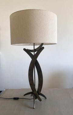 Lot de deux lampes de table en fer forgé et argent bruni, avec abat-jours ronds en coton, hauteur 85 cm