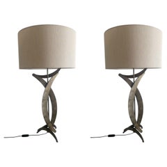 Lot de deux lampes de table en fer forgé et argent bruni, avec abat-jours ronds en coton, hauteur 85 cm
