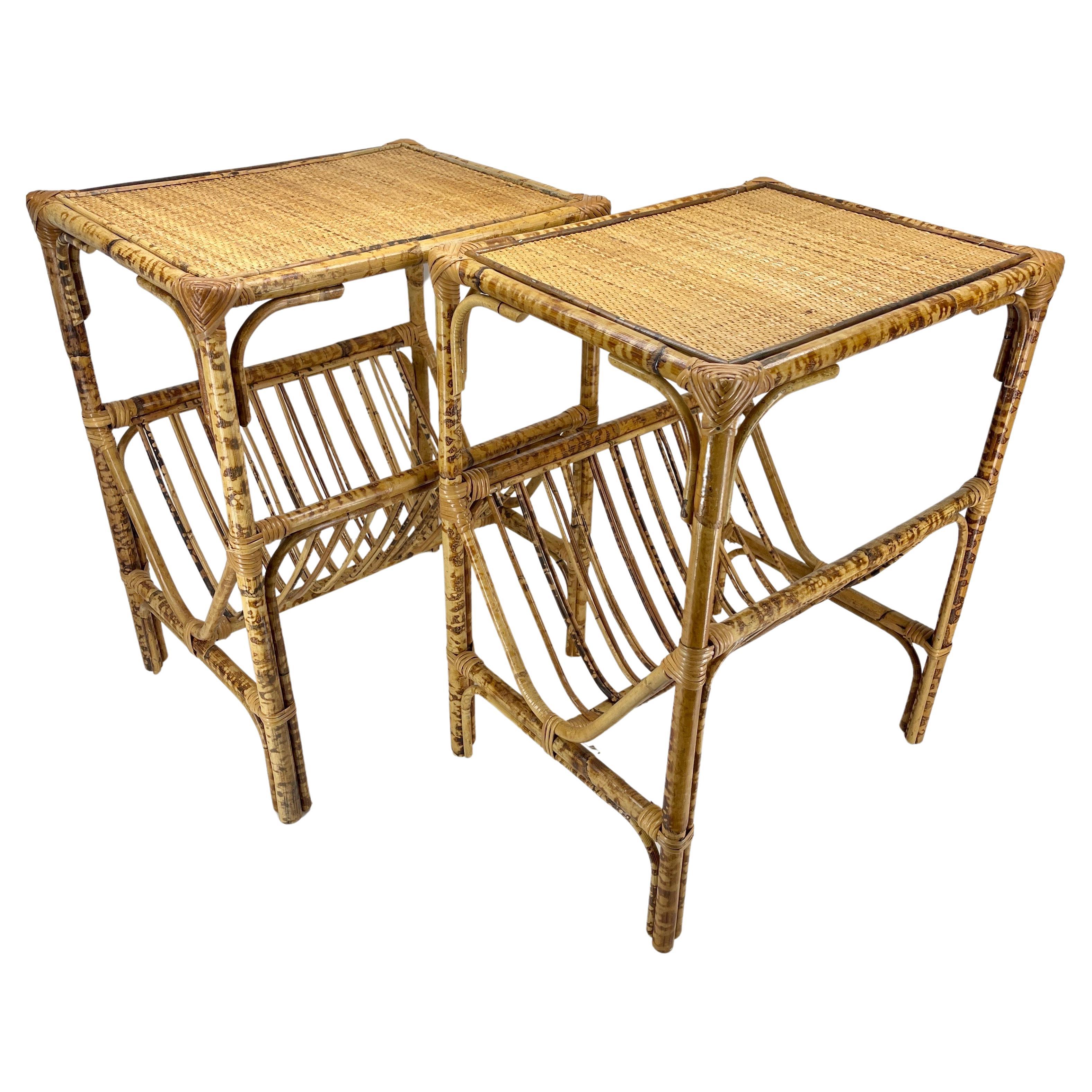 Mid-Century Modern Paire de tables d'appoint en bambou brûlé à plateau tissé pour revues en vente