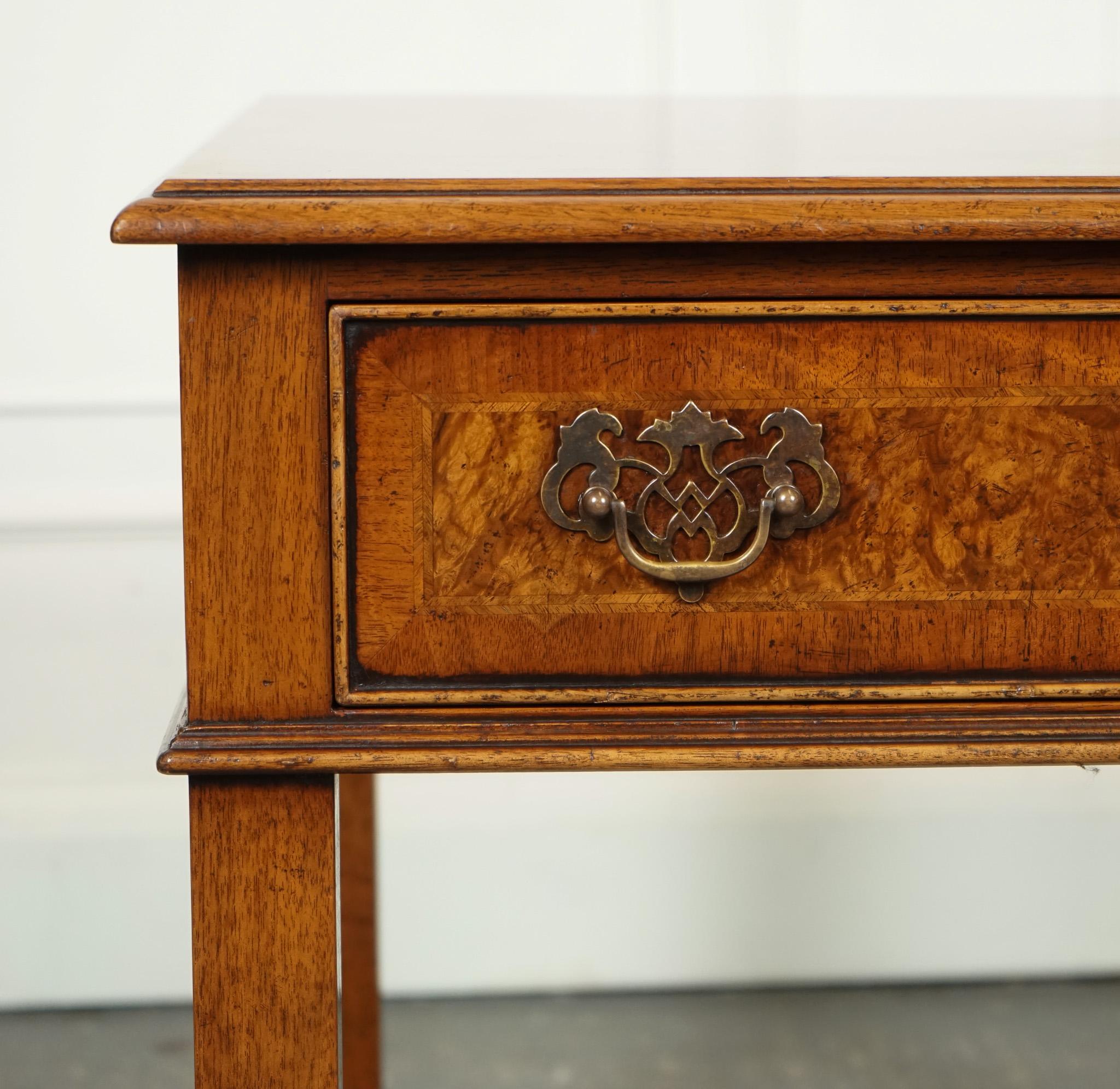 PAIR BURR WALNUT BEDSIDE NIGHTSTANDS END SIDE LAMP TABLES BRiGHTS OF Nettlebed en vente 3