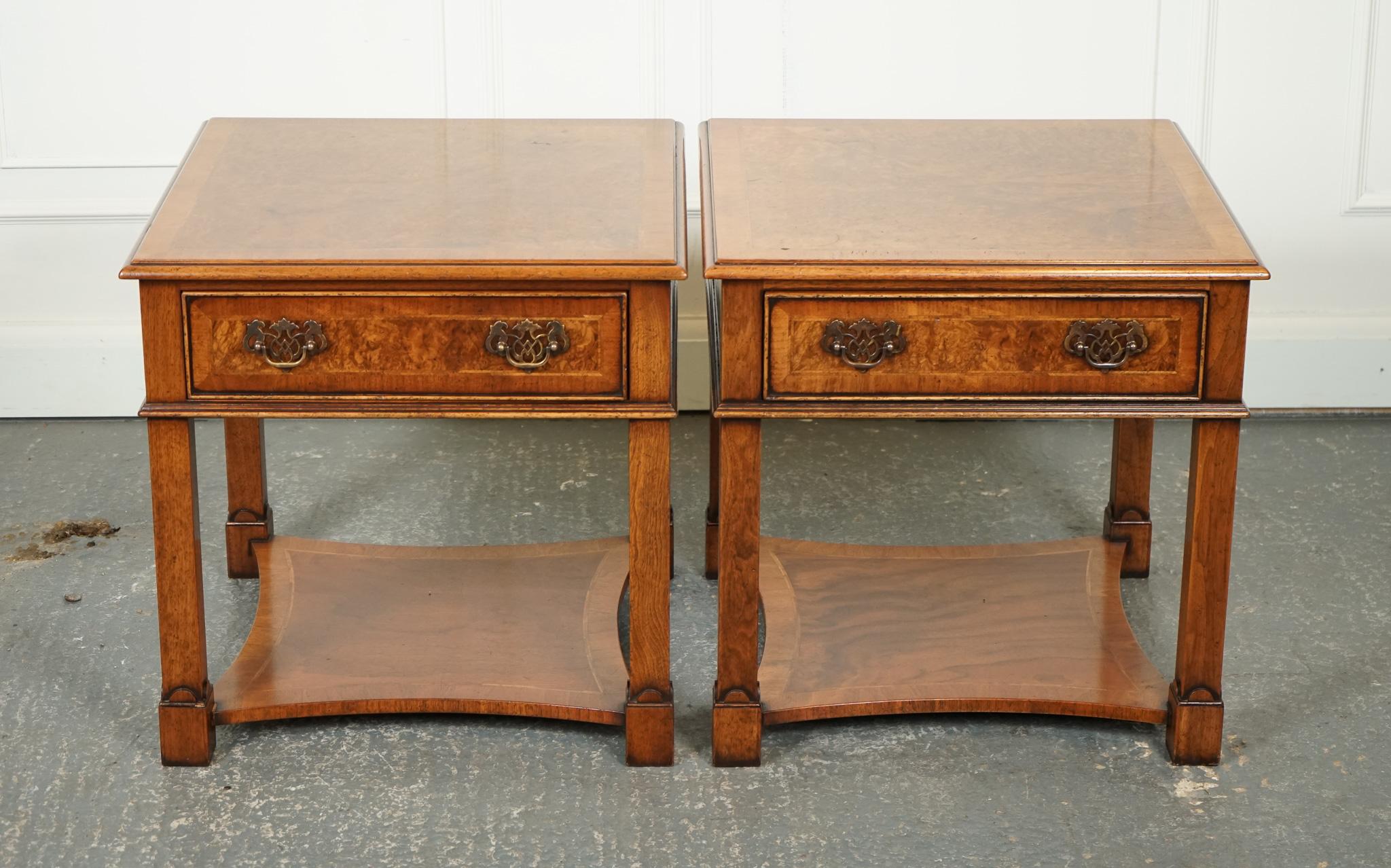 
Nous sommes ravis d'offrir à la vente cette paire de tables de chevet en ronce de noyer et de lampes d'appoint par Brights of Nettlebed.

Ils constituent un complément élégant et sophistiqué pour toute chambre à coucher ou espace de vie. Fabriquées