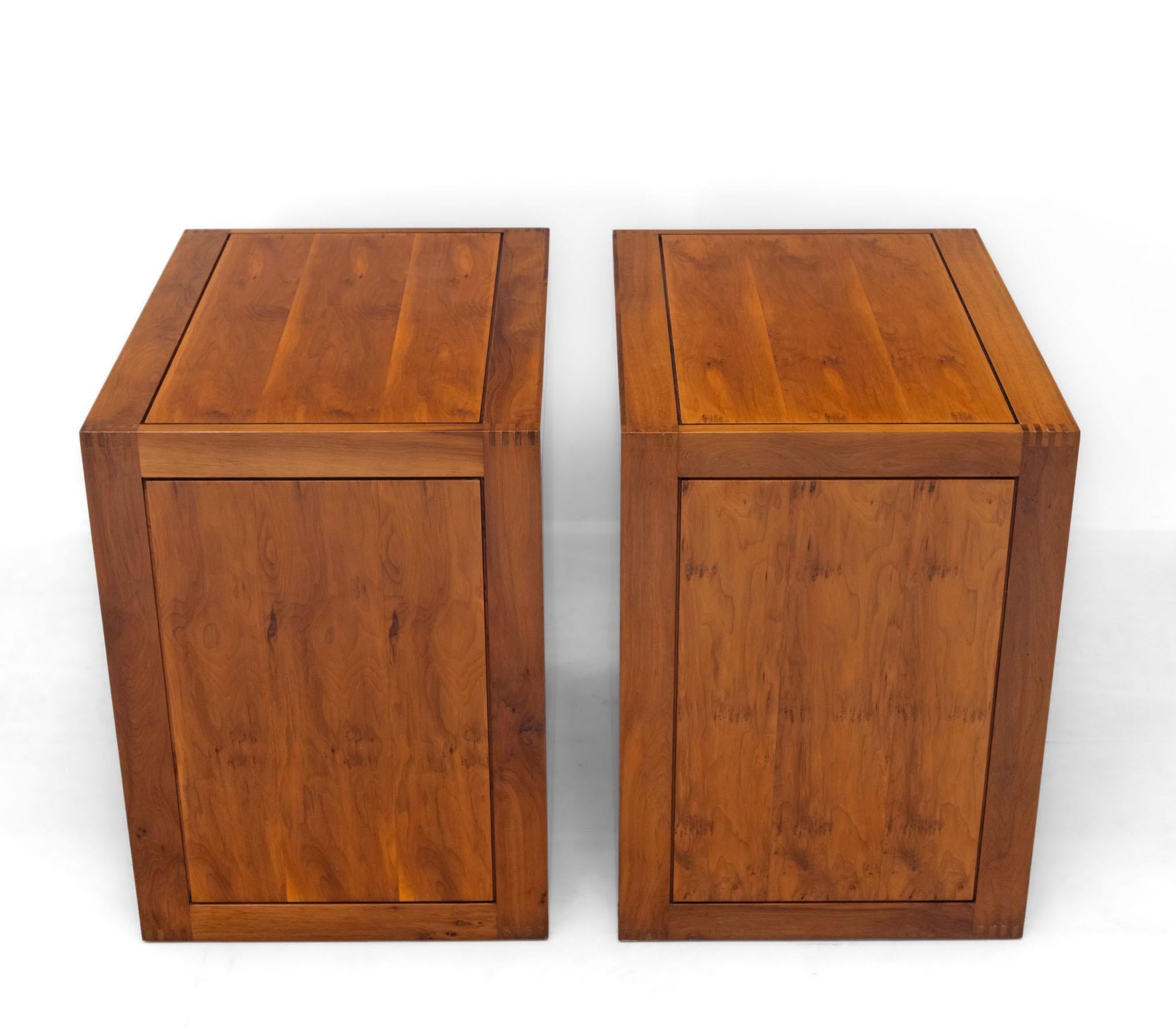 Pair Burr Yew Bedside Chests Designed By Ray Leigh For Gordon Russell 1988 im Angebot 3