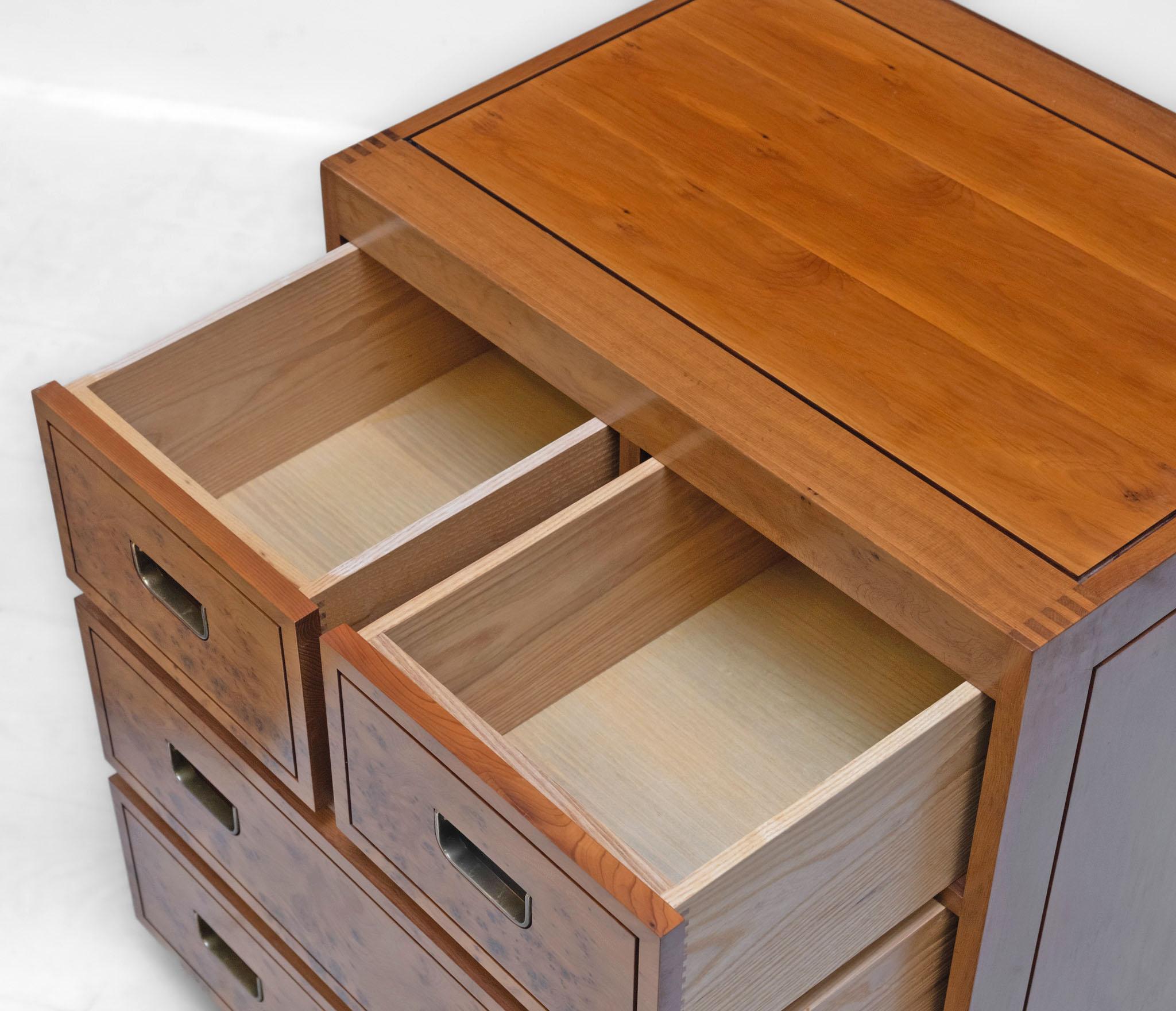 Pair Burr Yew Bedside Chests Designed By Ray Leigh For Gordon Russell 1988 im Angebot 5