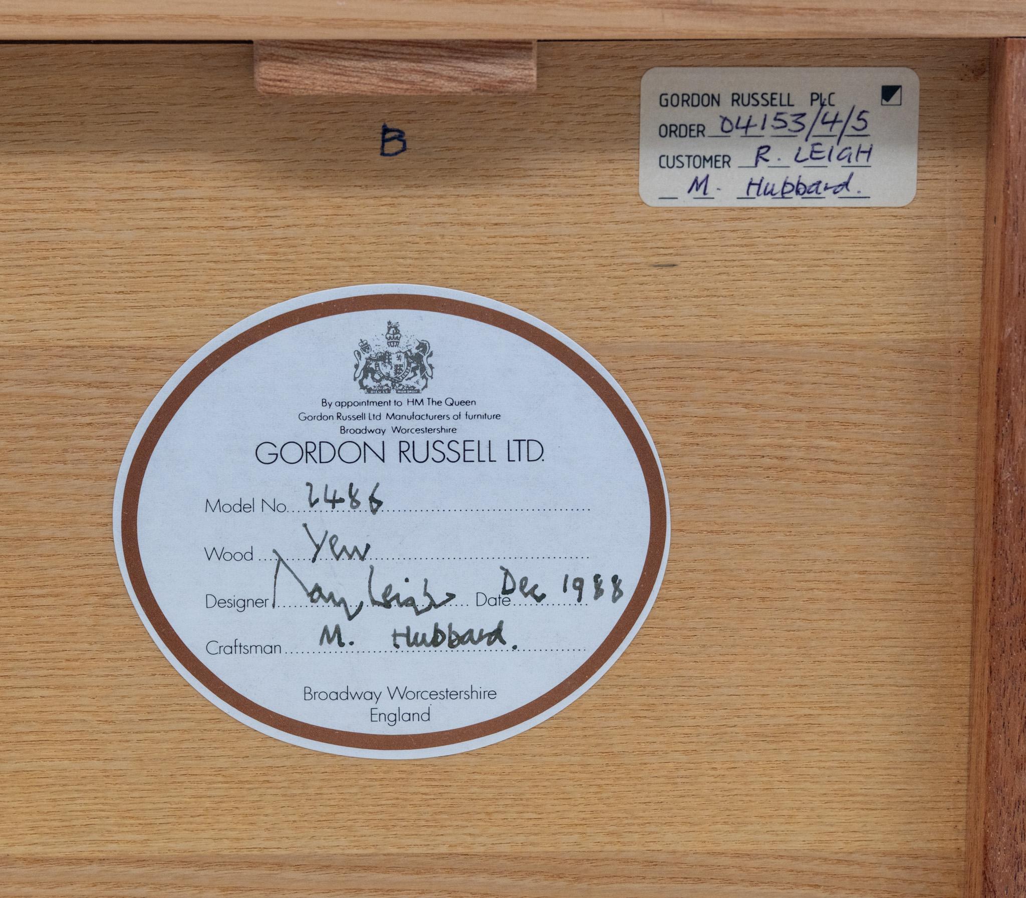 Pair Burr Yew Bedside Chests Designed By Ray Leigh For Gordon Russell 1988 im Angebot 6