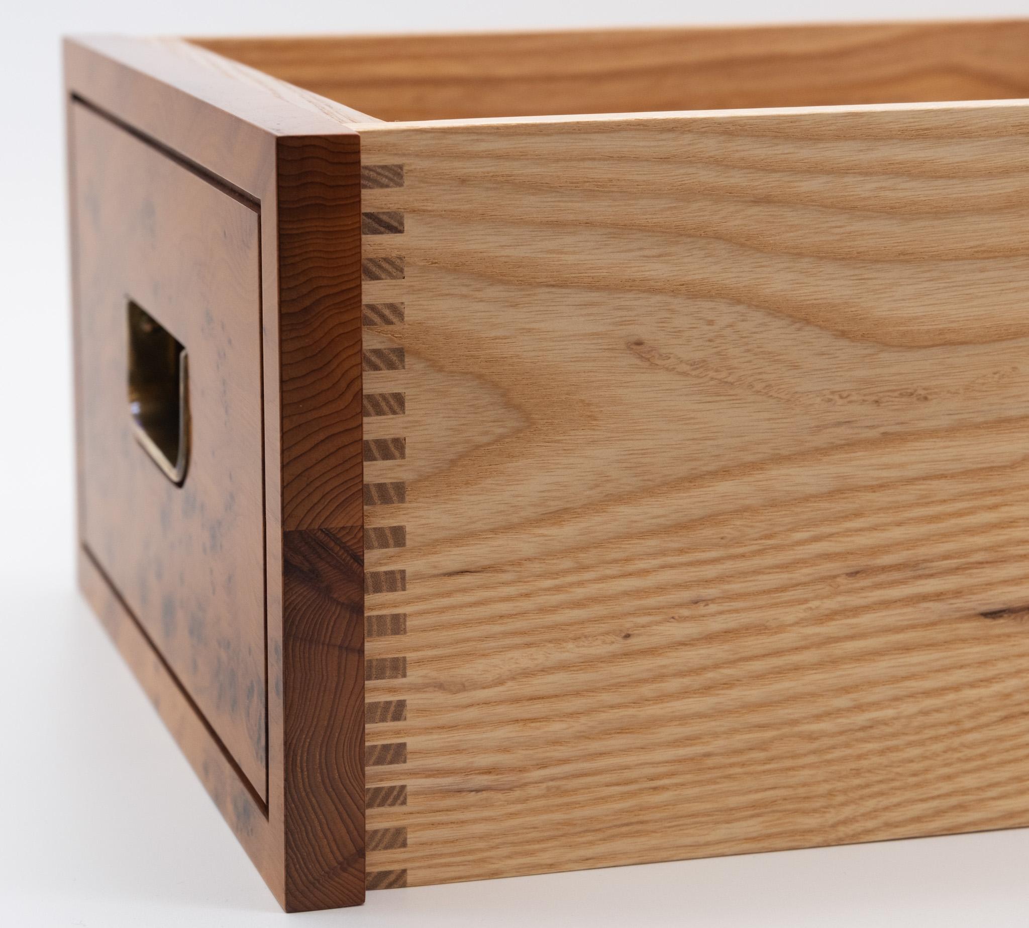 Pair Burr Yew Bedside Chests Designed By Ray Leigh For Gordon Russell 1988 im Angebot 7