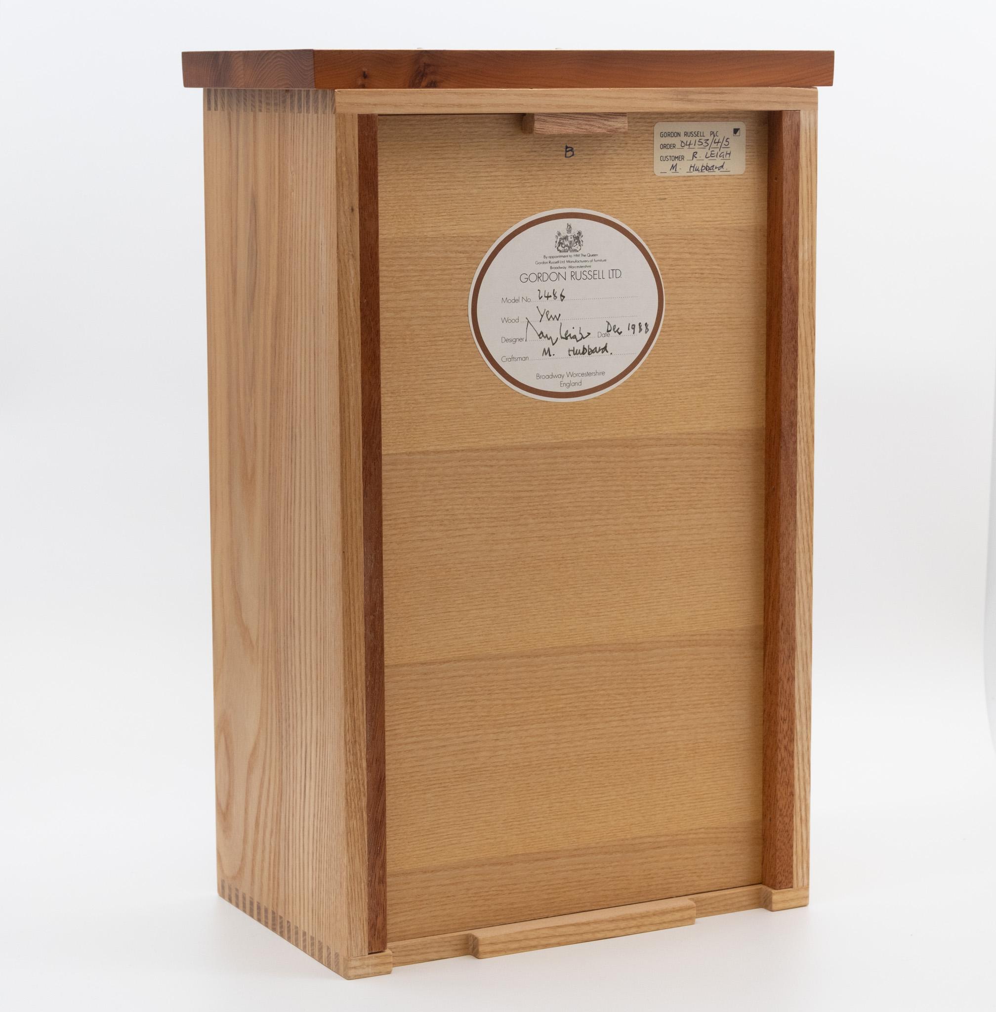 Pair Burr Yew Bedside Chests Designed By Ray Leigh For Gordon Russell 1988 im Angebot 8