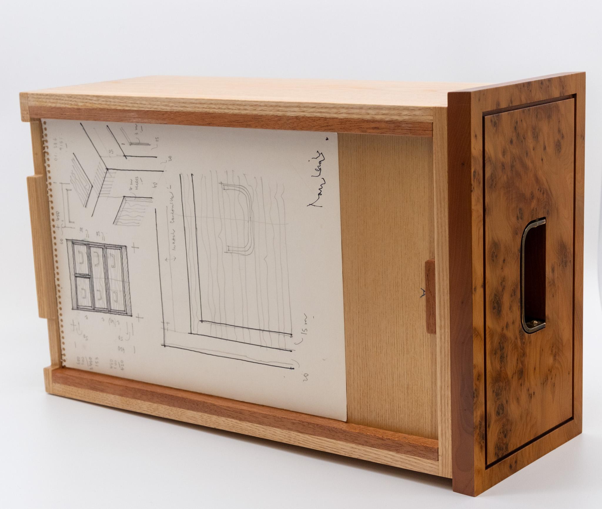 Pair Burr Yew Bedside Chests Designed By Ray Leigh For Gordon Russell 1988 im Angebot 10