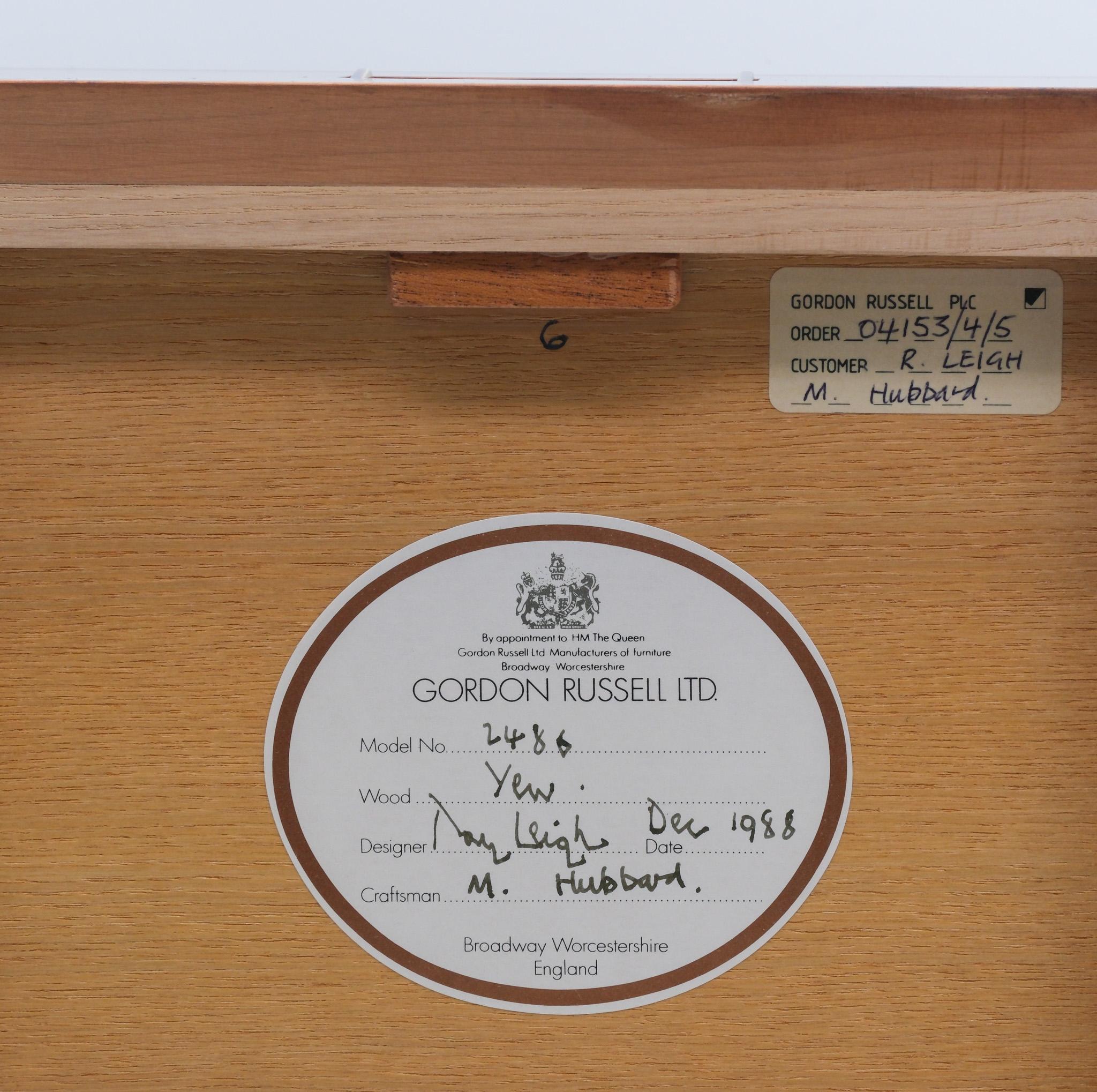 Pair Burr Yew Bedside Chests Designed By Ray Leigh For Gordon Russell 1988 im Angebot 11