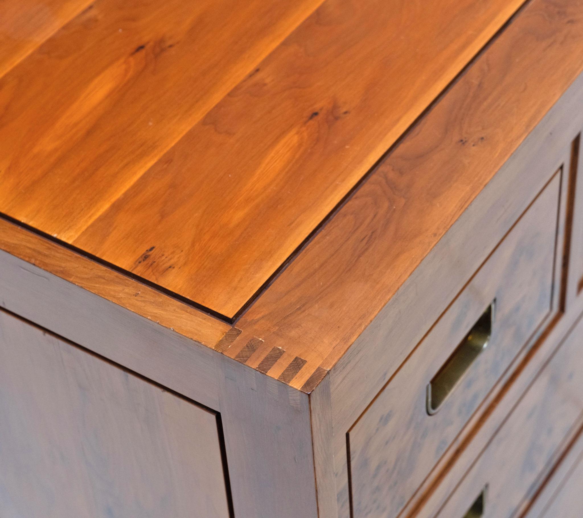 Pair Burr Yew Bedside Chests Designed By Ray Leigh For Gordon Russell 1988 (Handgefertigt) im Angebot