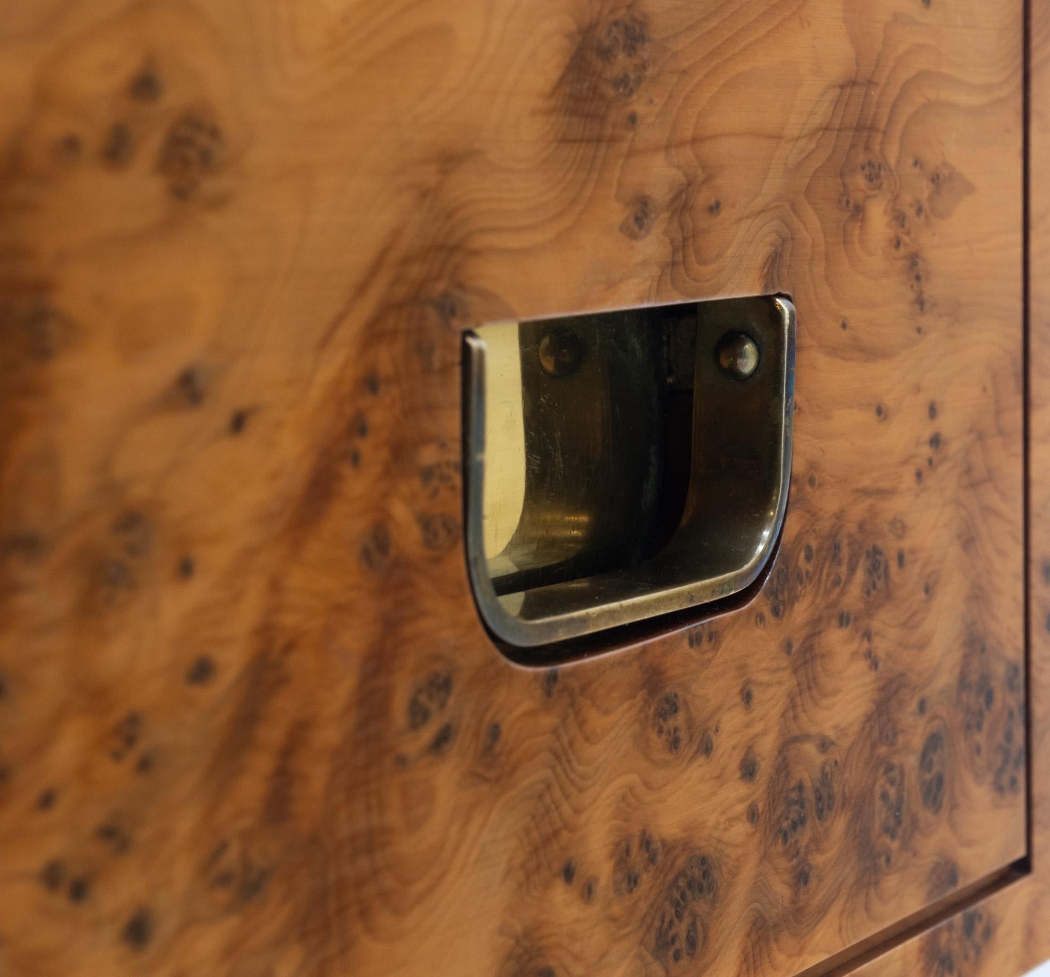 Pair Burr Yew Bedside Chests Designed By Ray Leigh For Gordon Russell 1988 (Ende des 20. Jahrhunderts) im Angebot