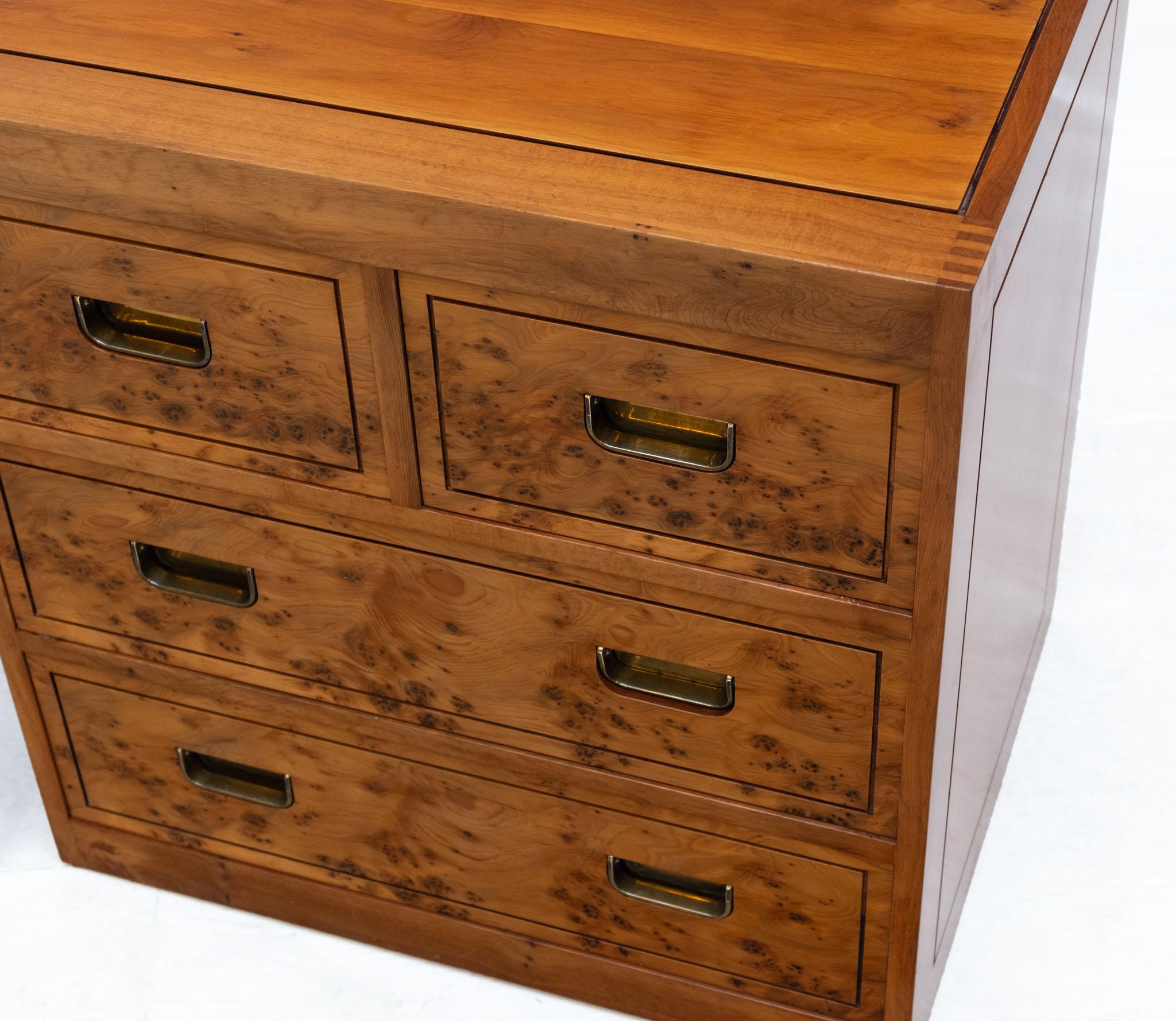 Pair Burr Yew Bedside Chests Designed By Ray Leigh For Gordon Russell 1988 (Messing) im Angebot