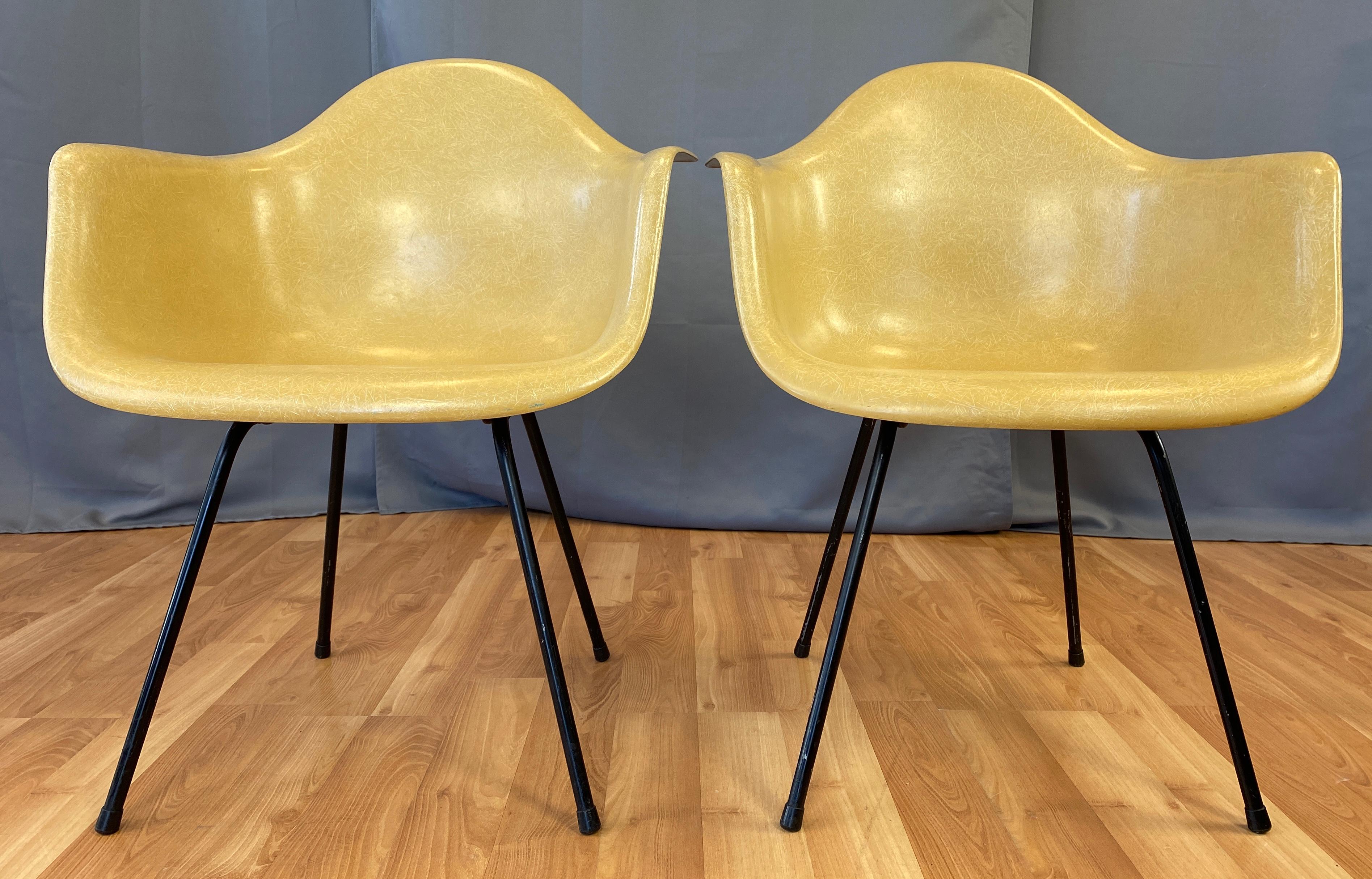 Mid-Century Modern Pair of circa 1960s Charles Eames Fiberglass Shell Armchair for Herman Miller