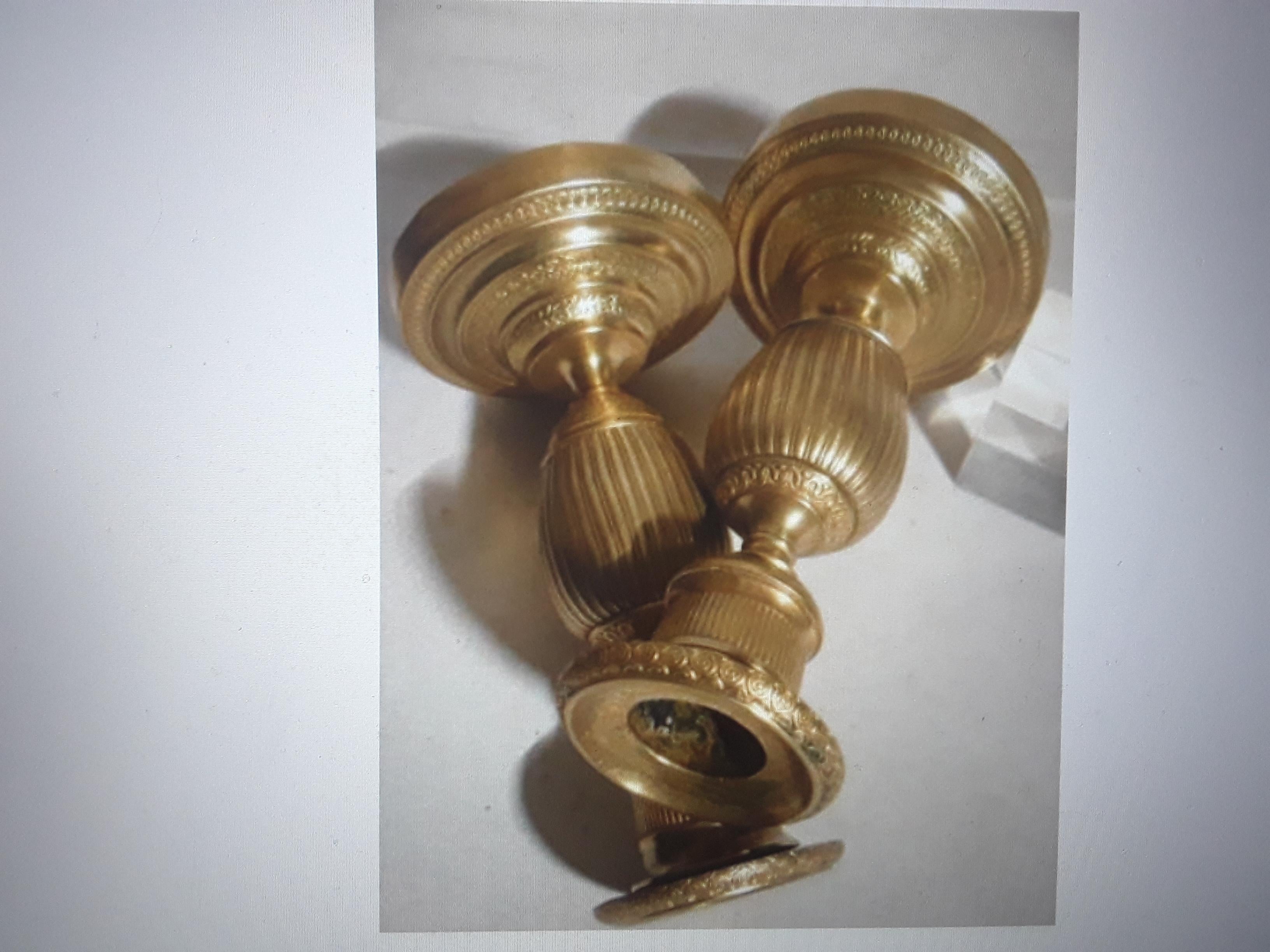 Pareja de candelabros de forma ovoide con detalles de bronce dorado del Imperio francés de c1810 en venta 6