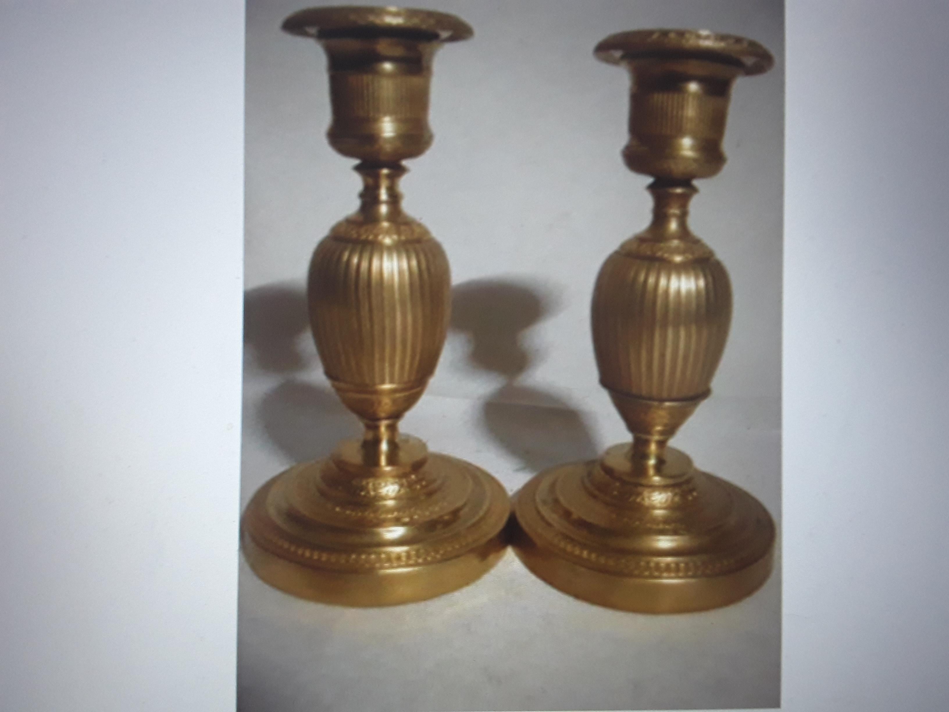 Paar c1810 Französisch Kaiserreich vergoldeter Bronze detaillierte ovoide Form Kerzenständer im Angebot 7