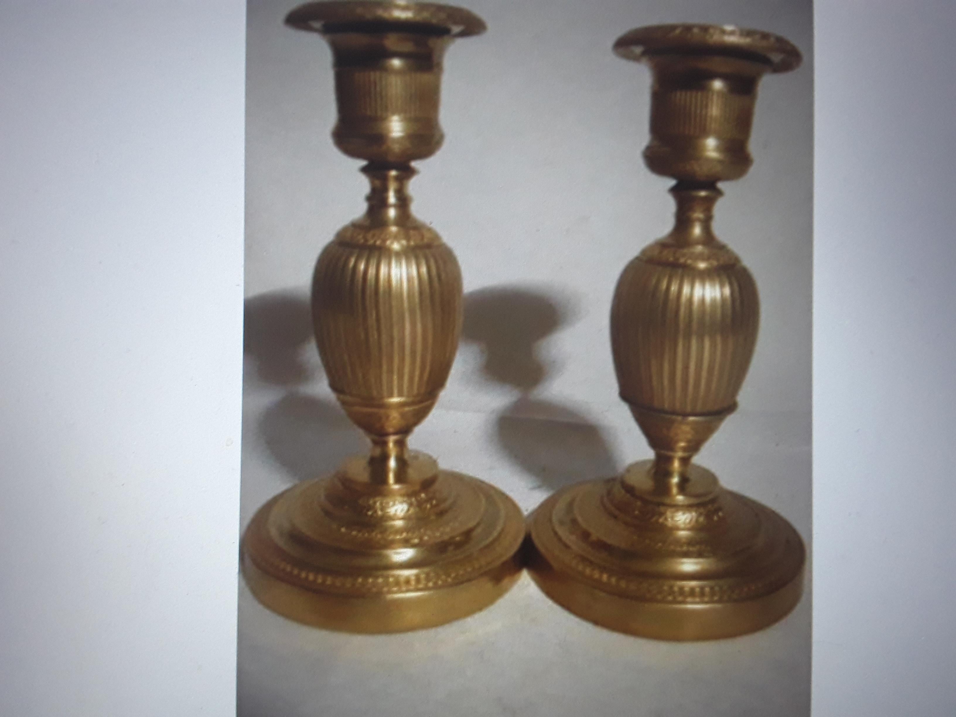 Paar c1810 Französisch Kaiserreich vergoldeter Bronze detaillierte ovoide Form Kerzenständer im Angebot 8