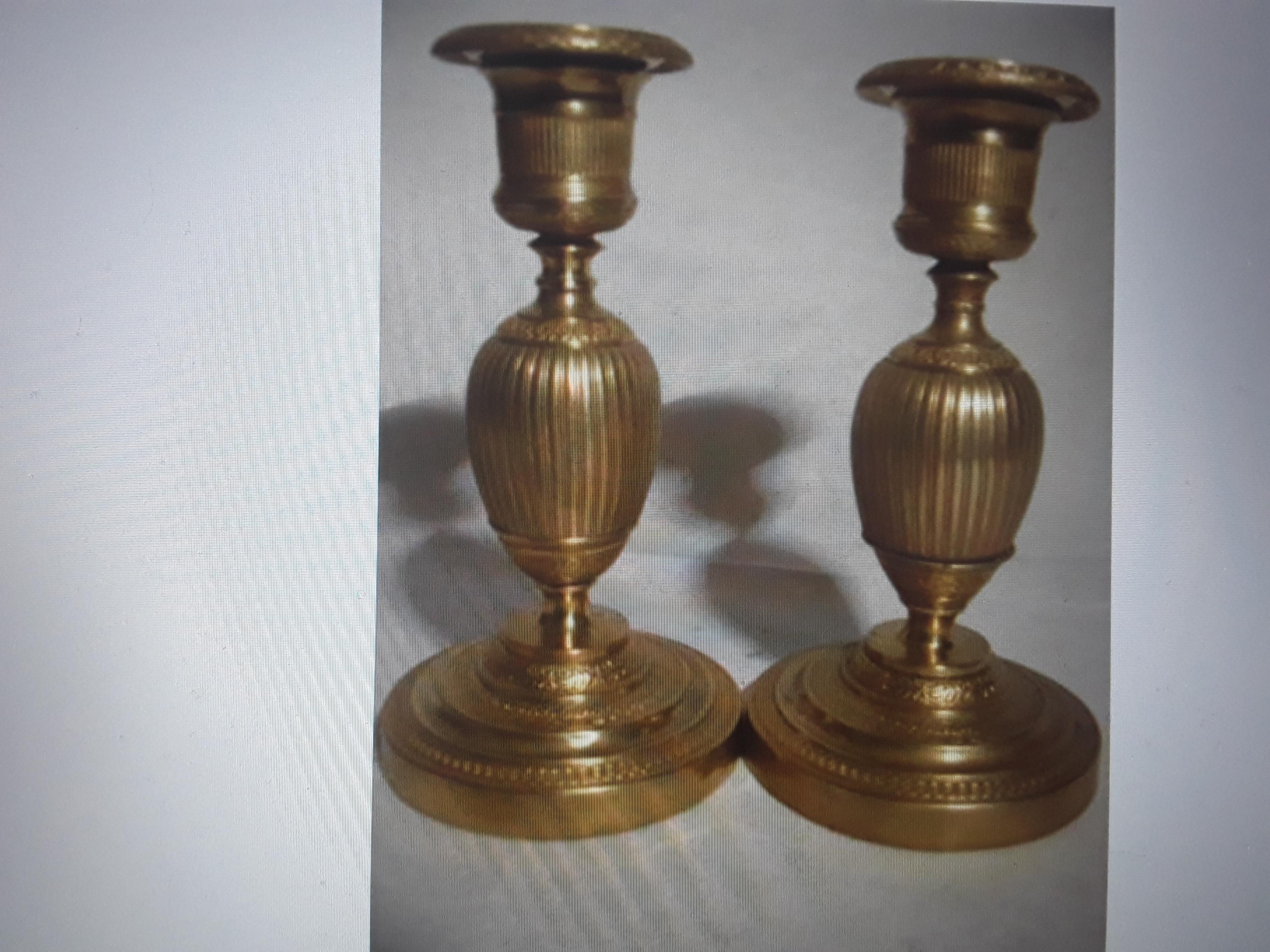 Paar c1810 Französisch Kaiserreich vergoldeter Bronze detaillierte ovoide Form Kerzenständer im Angebot 9