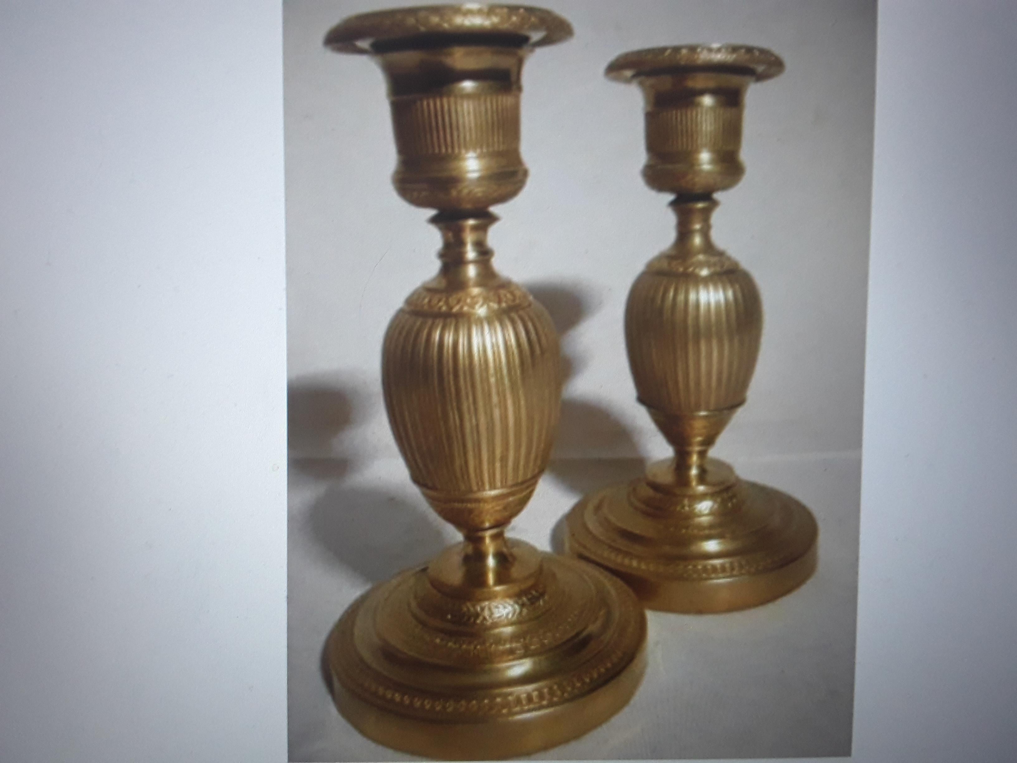 Paar c1810 Französisch Kaiserreich vergoldeter Bronze detaillierte ovoide Form Kerzenständer (Empire) im Angebot