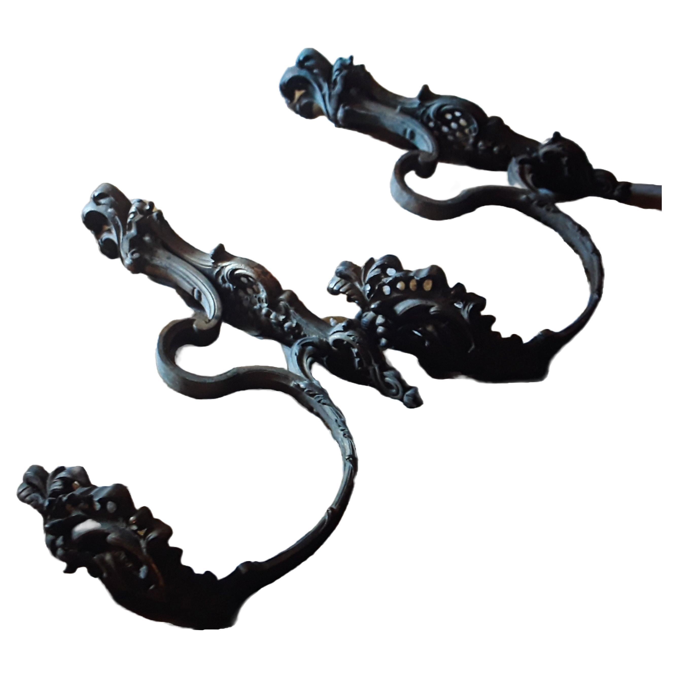 Paire de grands supports muraux de draperie Louis XVI détaillés en bronze, datant d'environ 1810