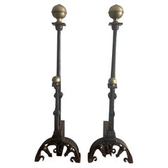 Coppia di alari in ferro battuto e ottone del 1910 circa, nello stile di Samuel Yellin