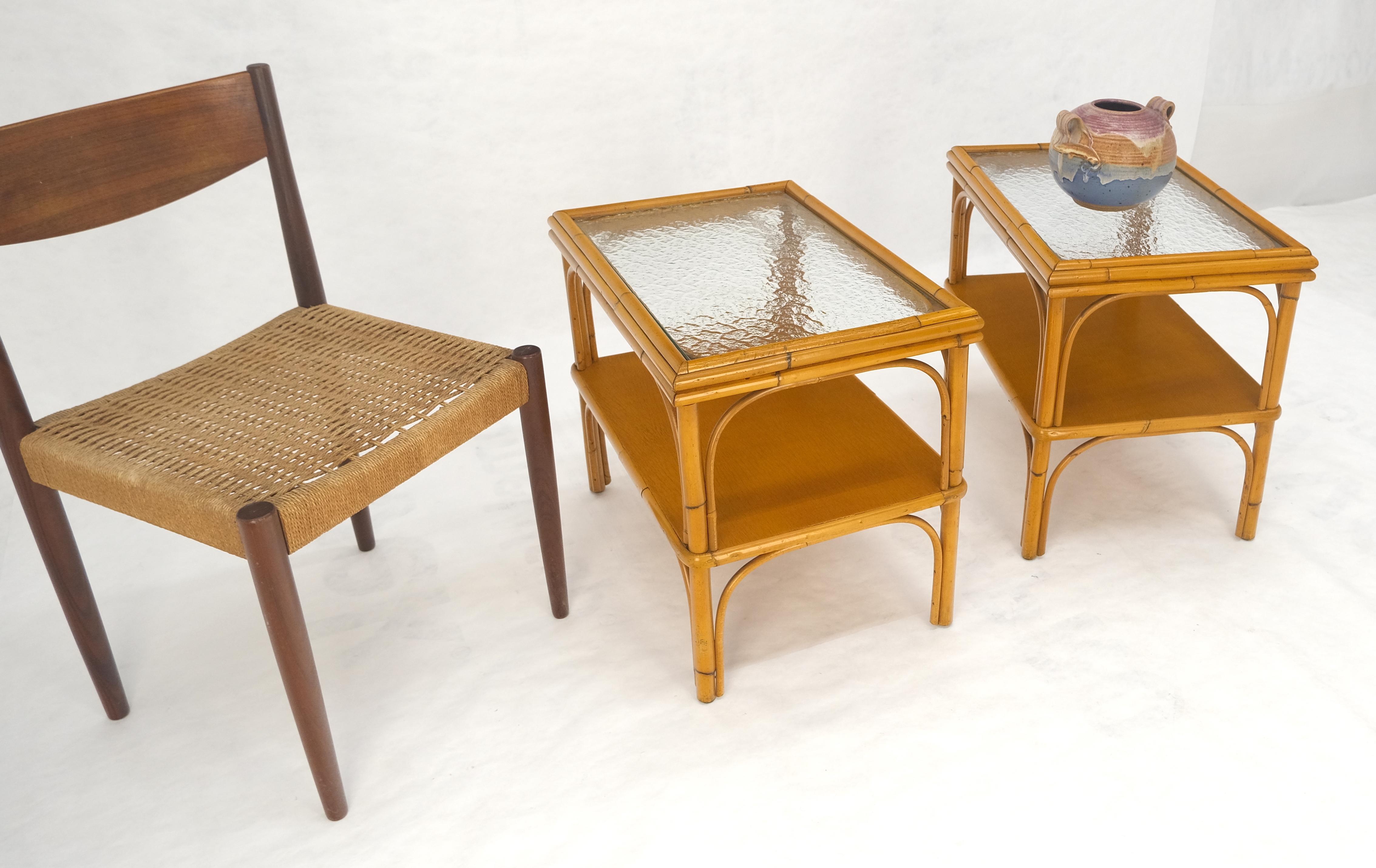 Paire de tables d'appoint rectangulaires en bambou et rotin à deux niveaux avec plateau en verre ondulé c1970s en vente 3