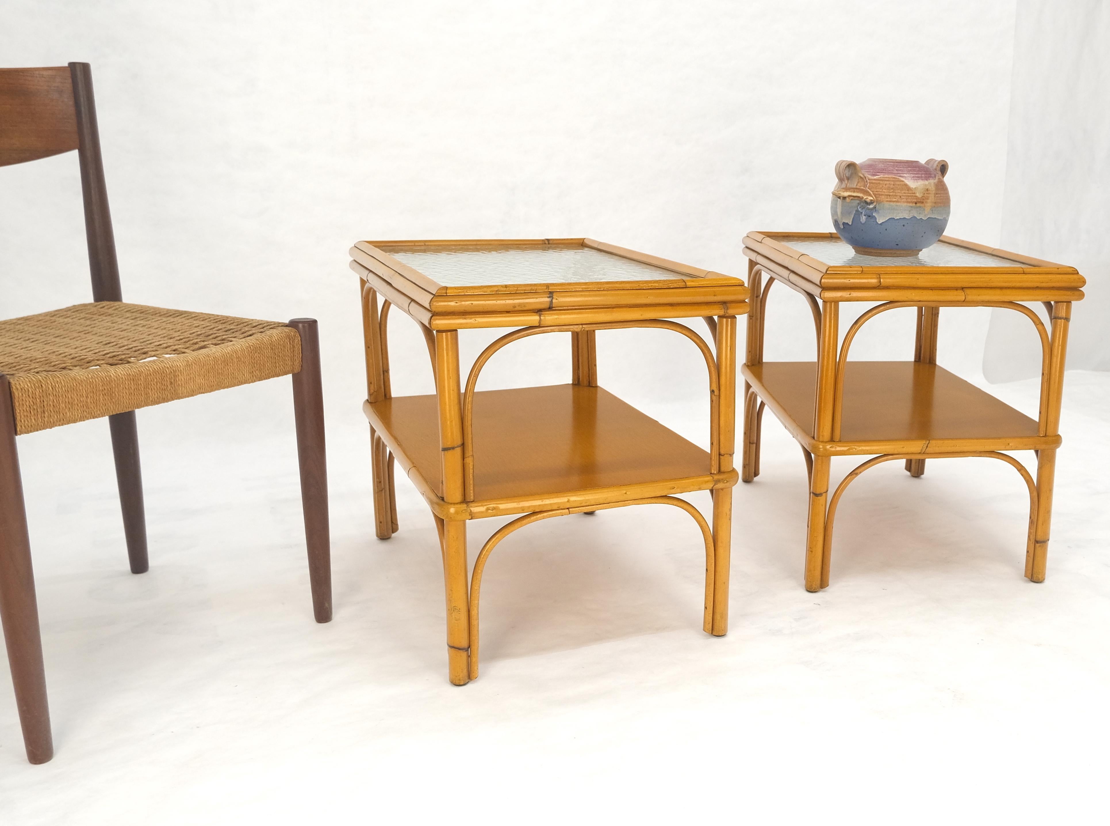 Paire de tables d'appoint rectangulaires en bambou et rotin à deux niveaux avec plateau en verre ondulé c1970s en vente 4