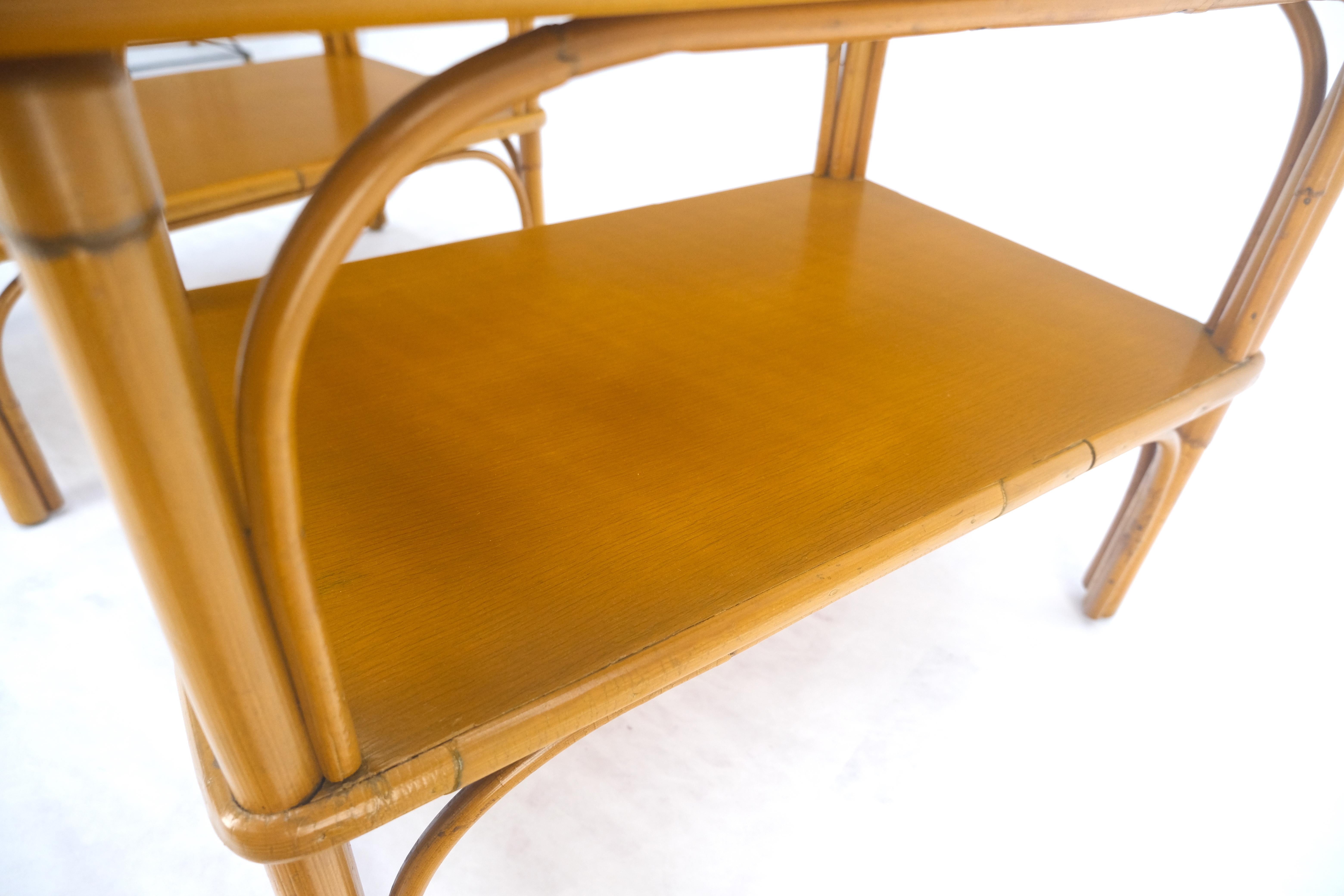 Paire de tables d'appoint rectangulaires en bambou et rotin à deux niveaux avec plateau en verre ondulé c1970s en vente 5
