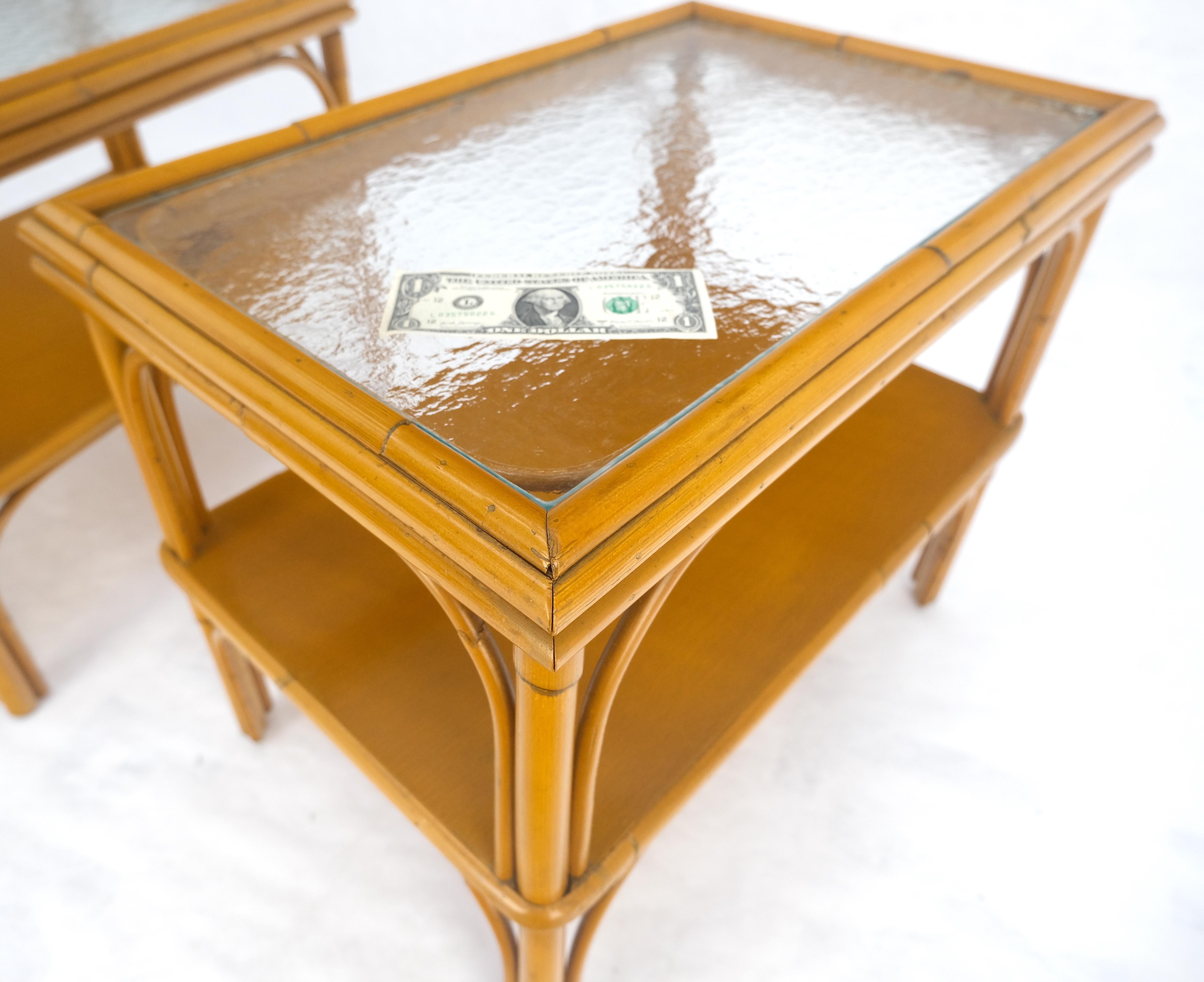 Paire de tables d'appoint rectangulaires en bambou et rotin à deux niveaux avec plateau en verre ondulé c1970s en vente 7