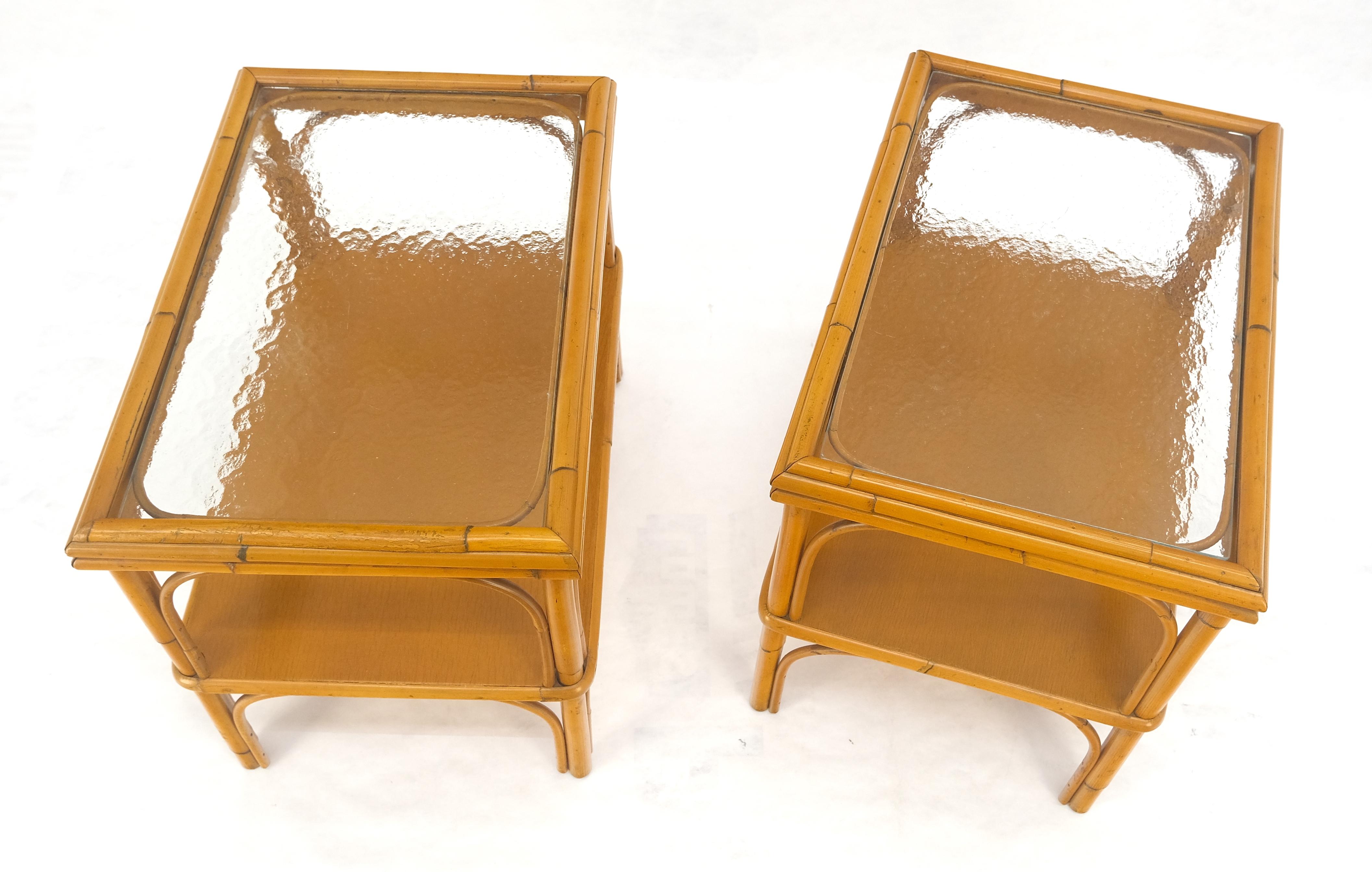 Américain Paire de tables d'appoint rectangulaires en bambou et rotin à deux niveaux avec plateau en verre ondulé c1970s en vente
