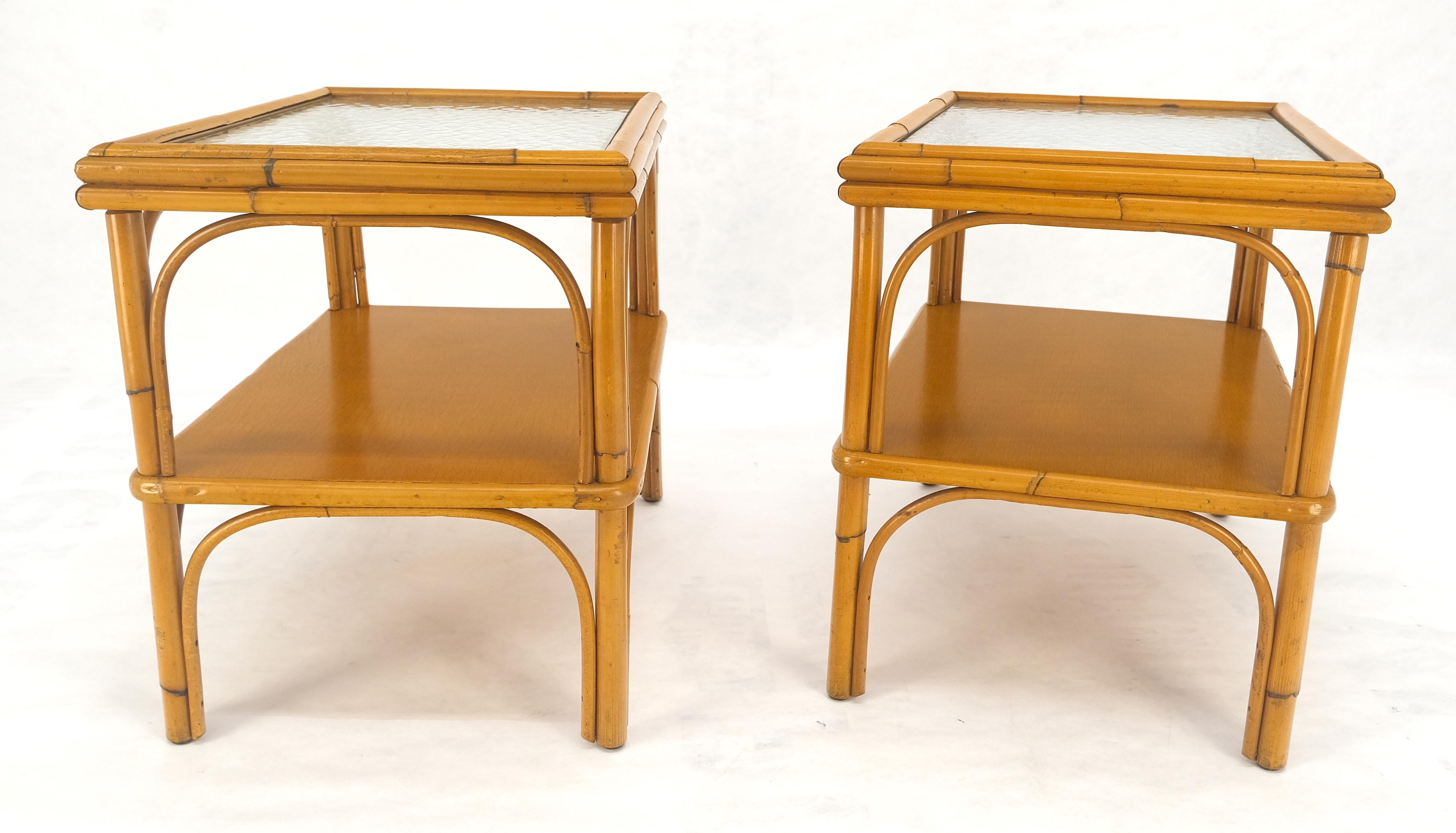 Laqué Paire de tables d'appoint rectangulaires en bambou et rotin à deux niveaux avec plateau en verre ondulé c1970s en vente