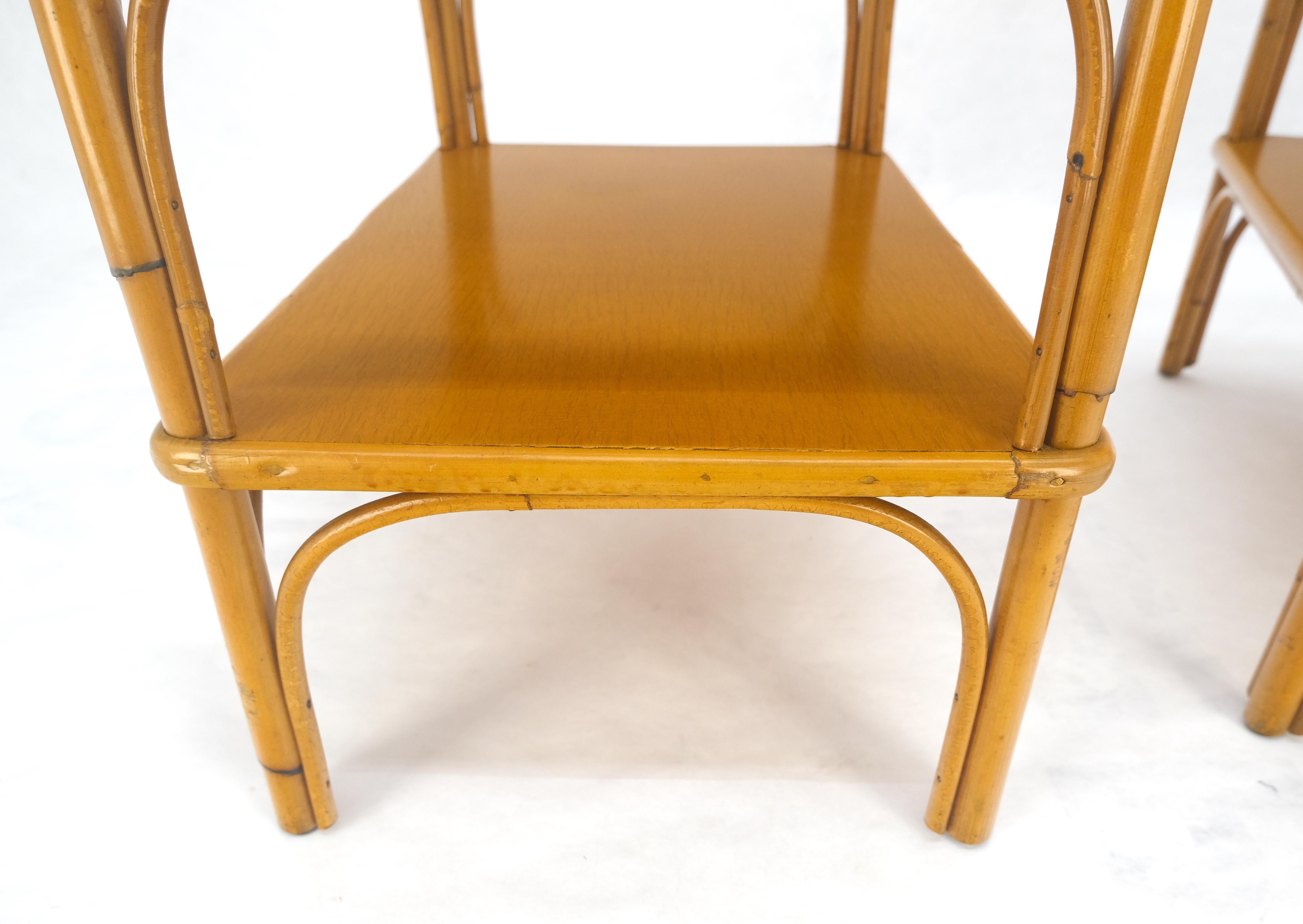 20ième siècle Paire de tables d'appoint rectangulaires en bambou et rotin à deux niveaux avec plateau en verre ondulé c1970s en vente