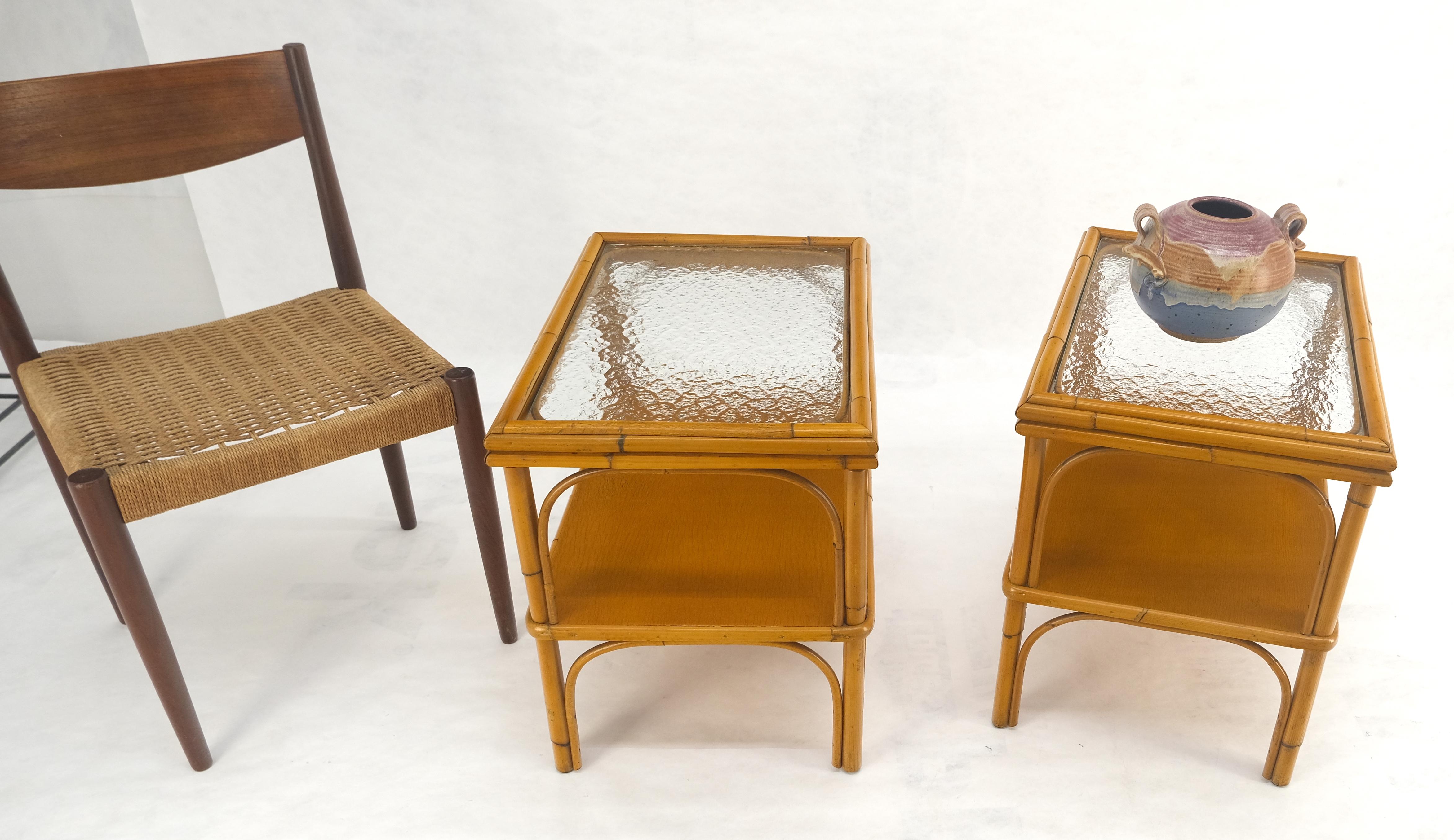 Paire de tables d'appoint rectangulaires en bambou et rotin à deux niveaux avec plateau en verre ondulé c1970s en vente 1