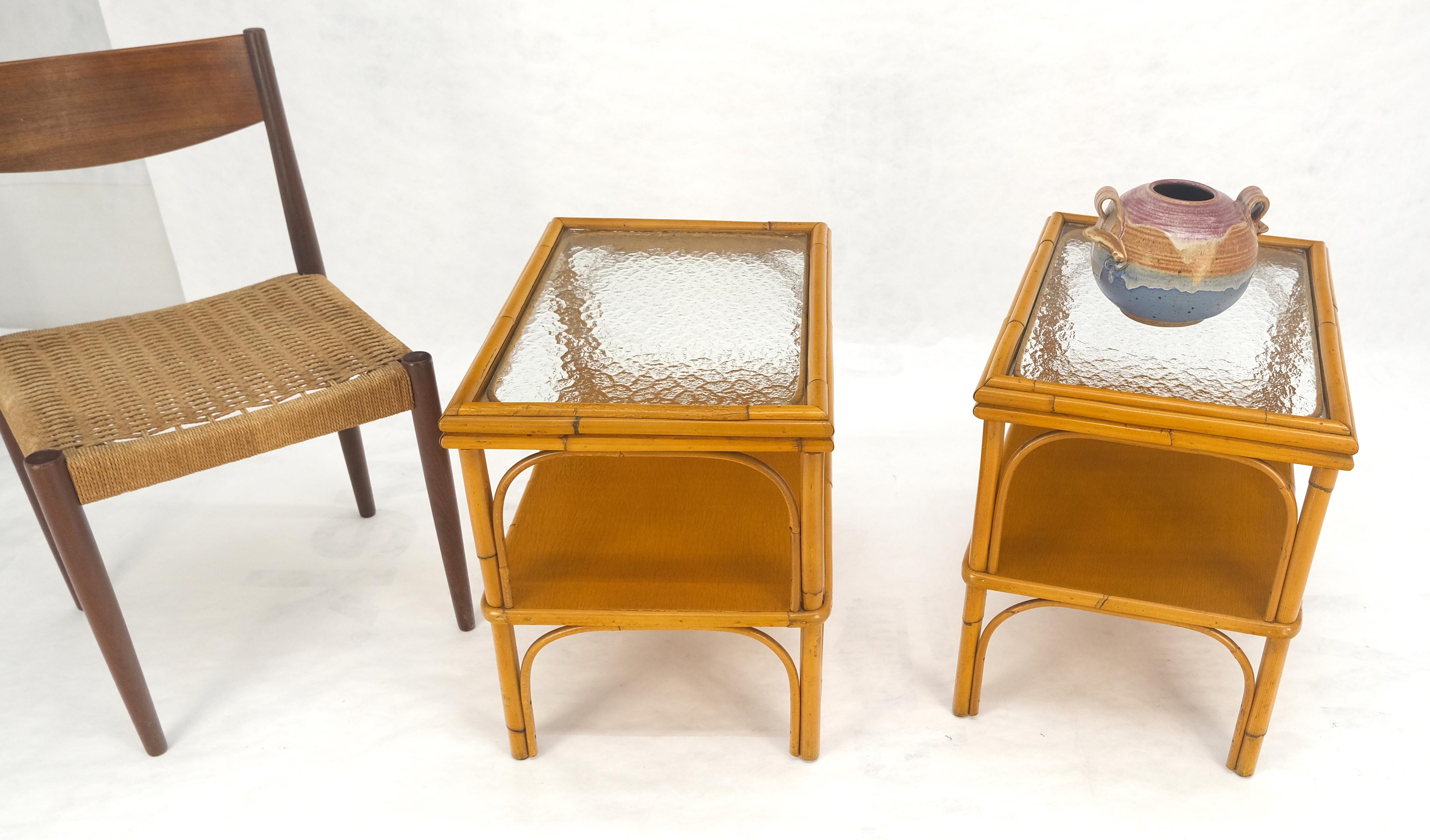 Paire de tables d'appoint rectangulaires en bambou et rotin à deux niveaux avec plateau en verre ondulé c1970s en vente 2