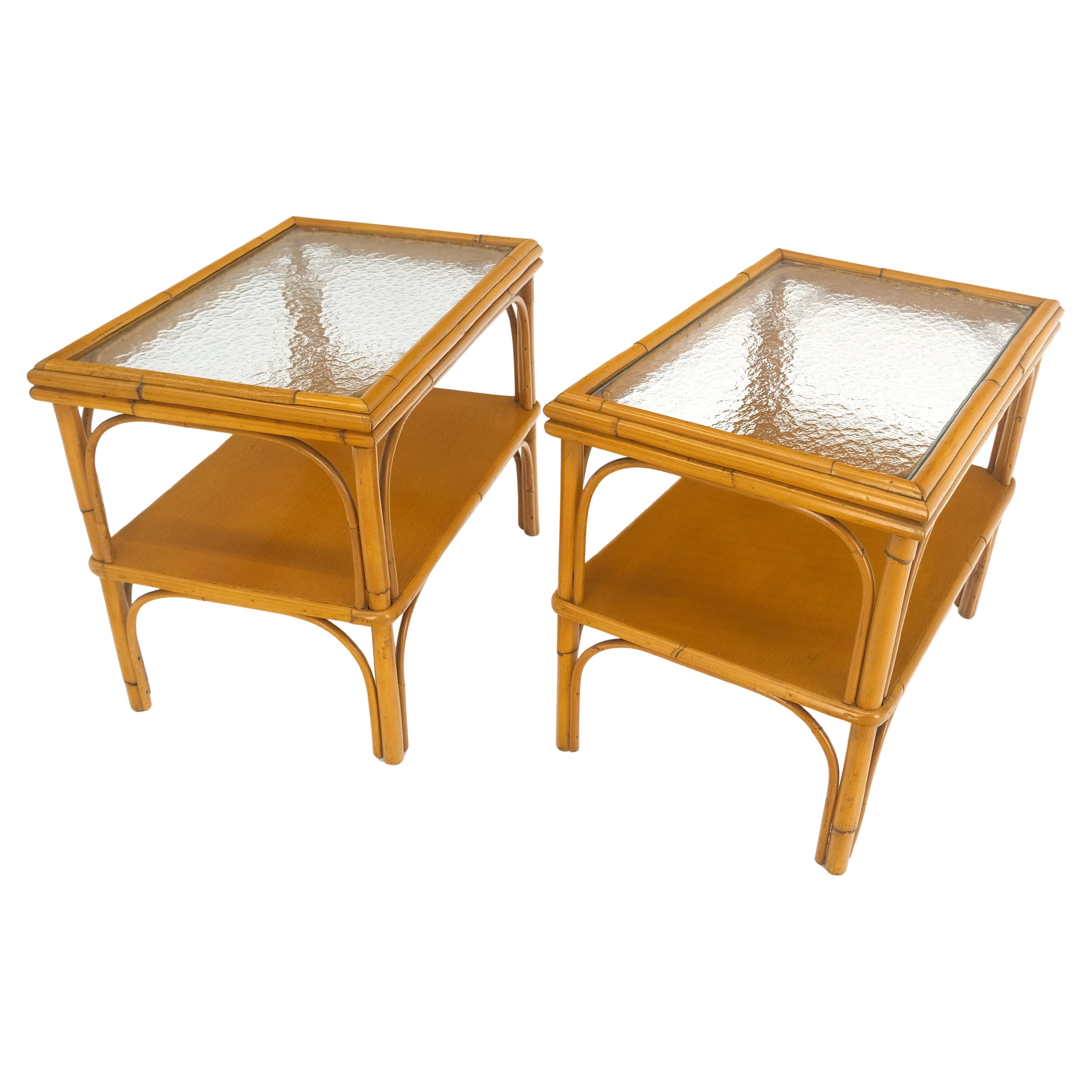 Paire de tables d'appoint rectangulaires en bambou et rotin à deux niveaux avec plateau en verre ondulé c1970s