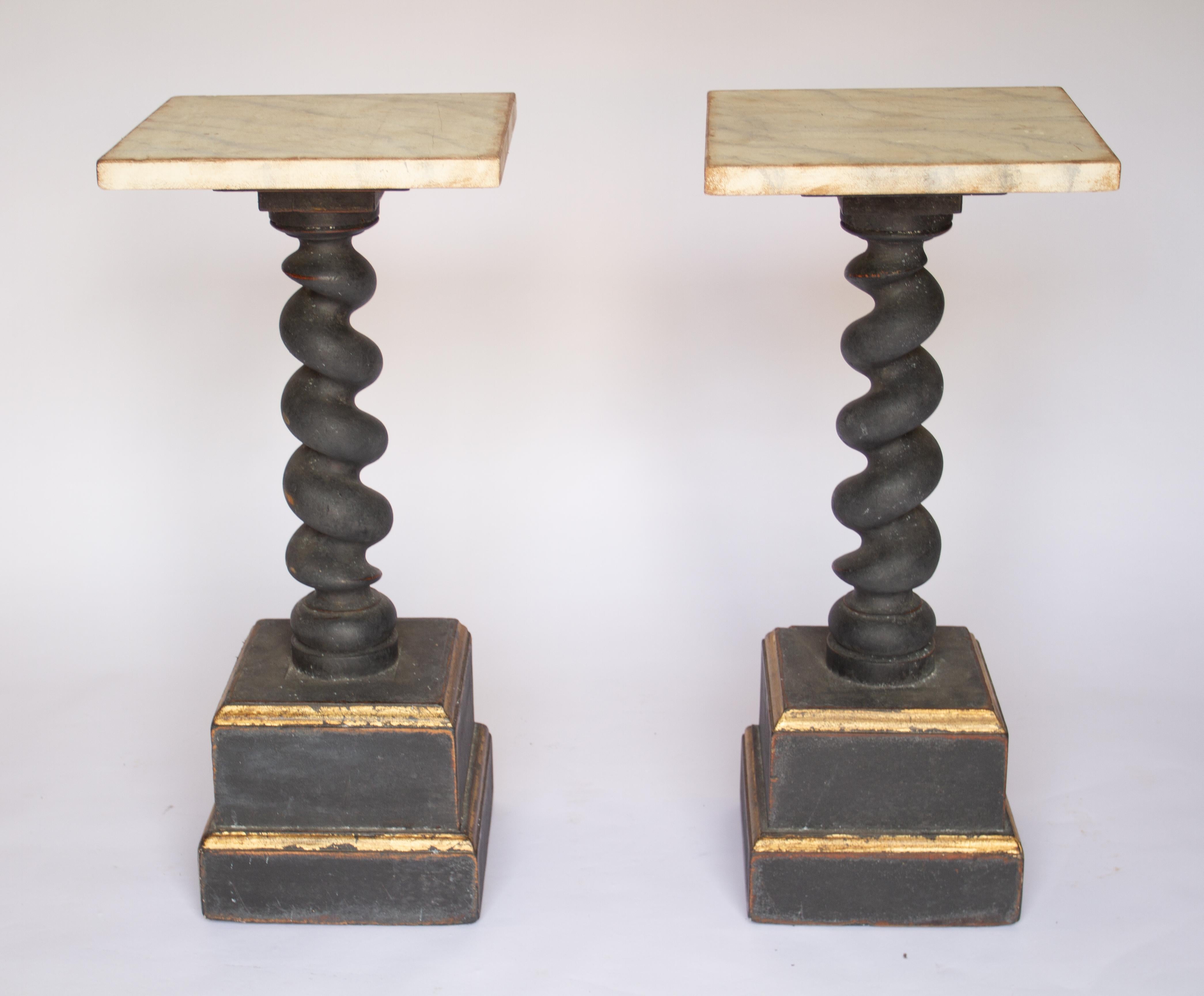 Coppia stile barocco del 19° secolo  piedistalli dipinti e dorati,
Pino dipinto con 
Piani quadrati dipinti con venature di finto marmo,
Piedistalli Barley Twist, 
Seduto su una base quadrata a gradini, 
Vernice grigio scuro con decorazioni dorate,
