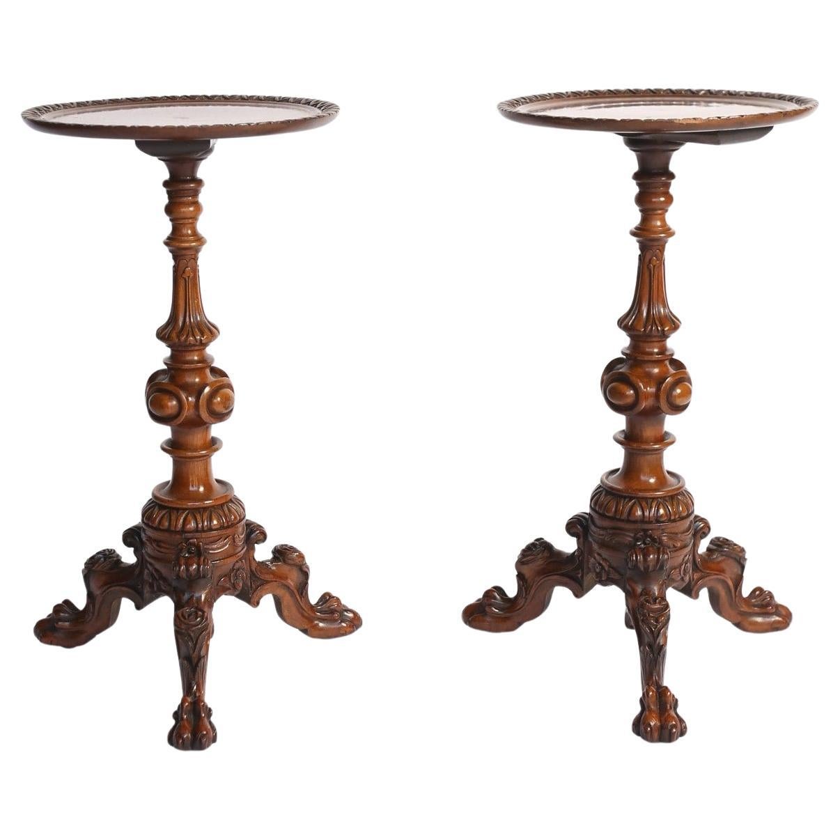 Paire C19th  Noyer sculpté italien  Tables de lampes