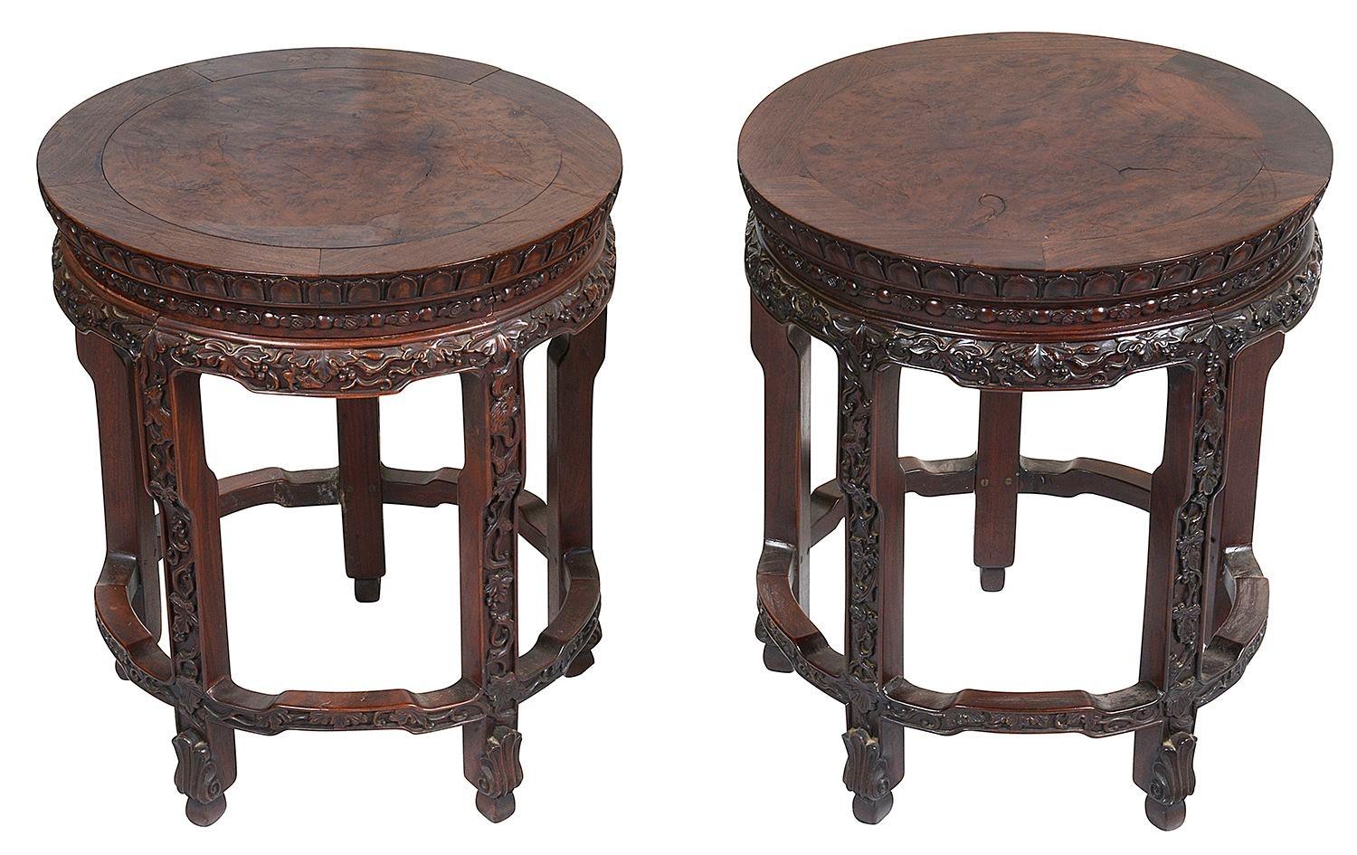 Une paire de supports chinois en bois dur de bonne qualité, datant du 19e siècle, chacun avec des panneaux en loupe de bois insérés sur le dessus. Motif Gadroon sculpté à la main sur la frise, décor de feuilles de vigne sur l'ensemble, et brancards