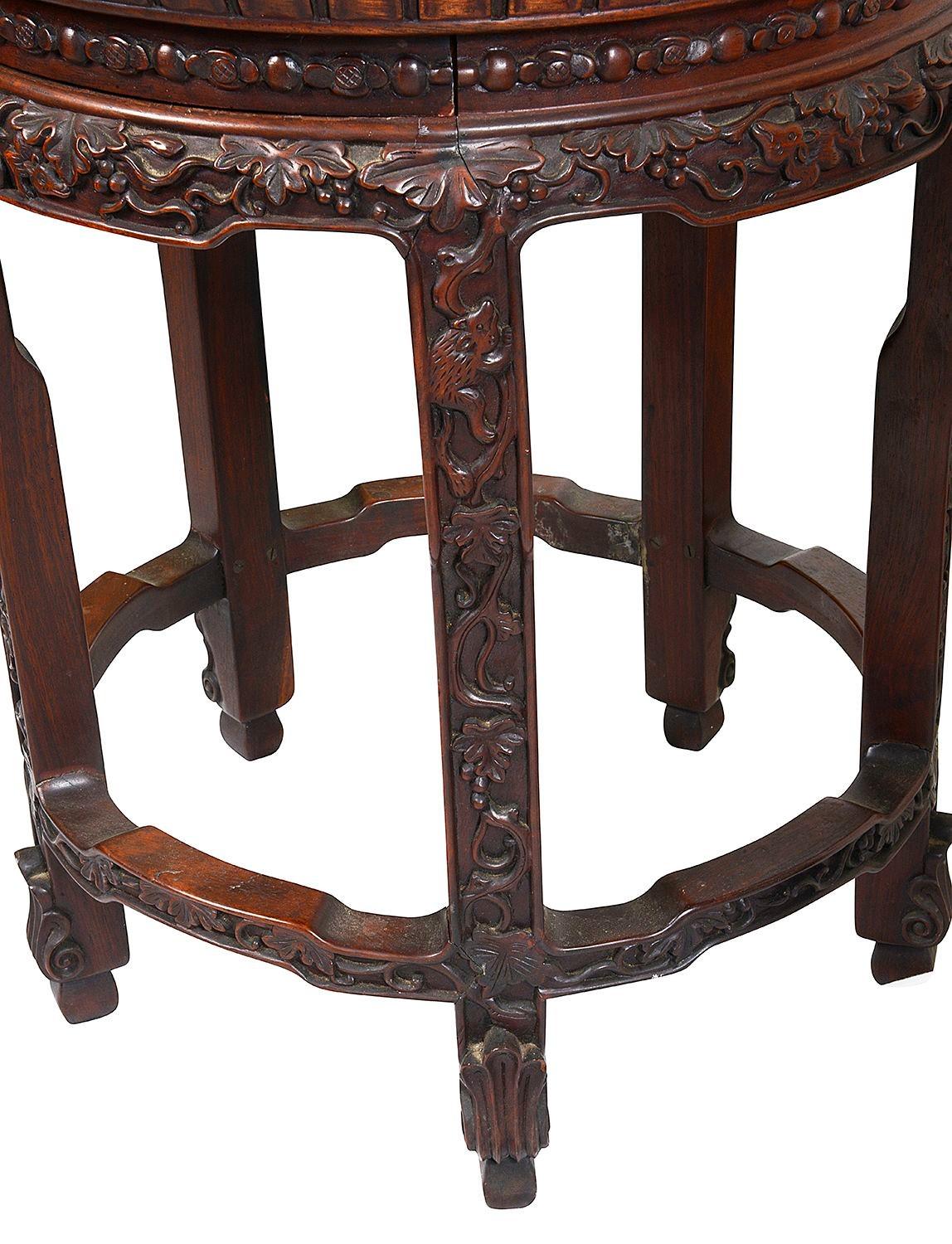 Sculpté à la main Paire de stands chinois en bois dur datant du 19e siècle. en vente