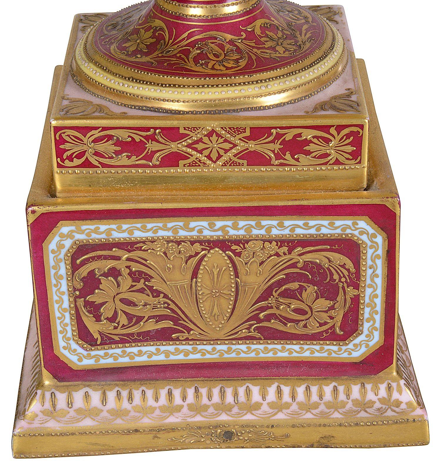 Pair C19th Vienna lidded vases en venta 3
