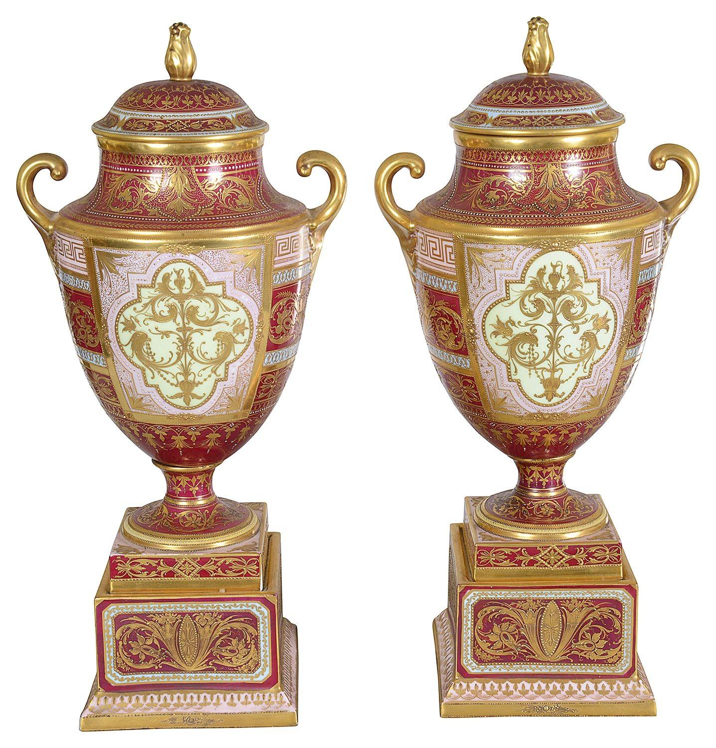 Pair C19th Vienna lidded vases Pintado a mano en venta