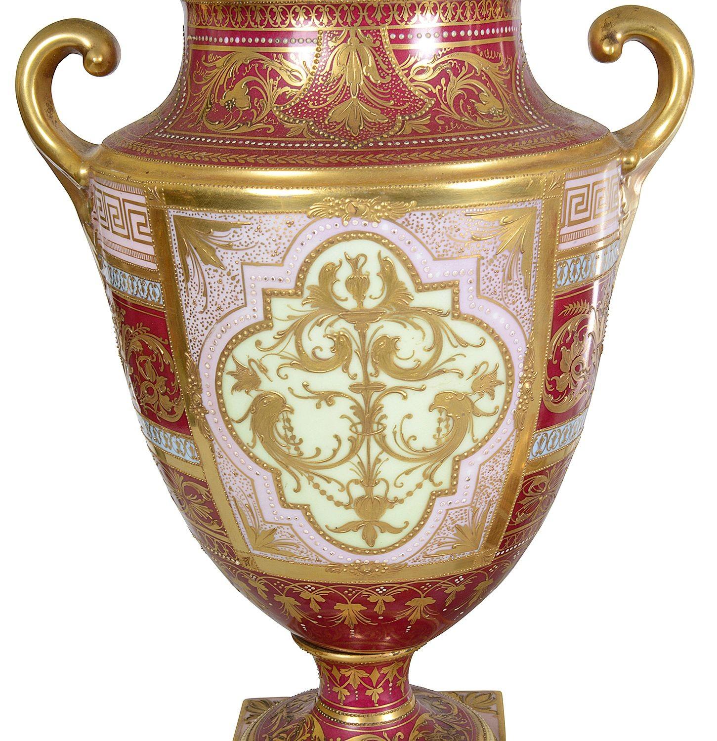 Pair C19th Vienna lidded vases Porcelana en venta
