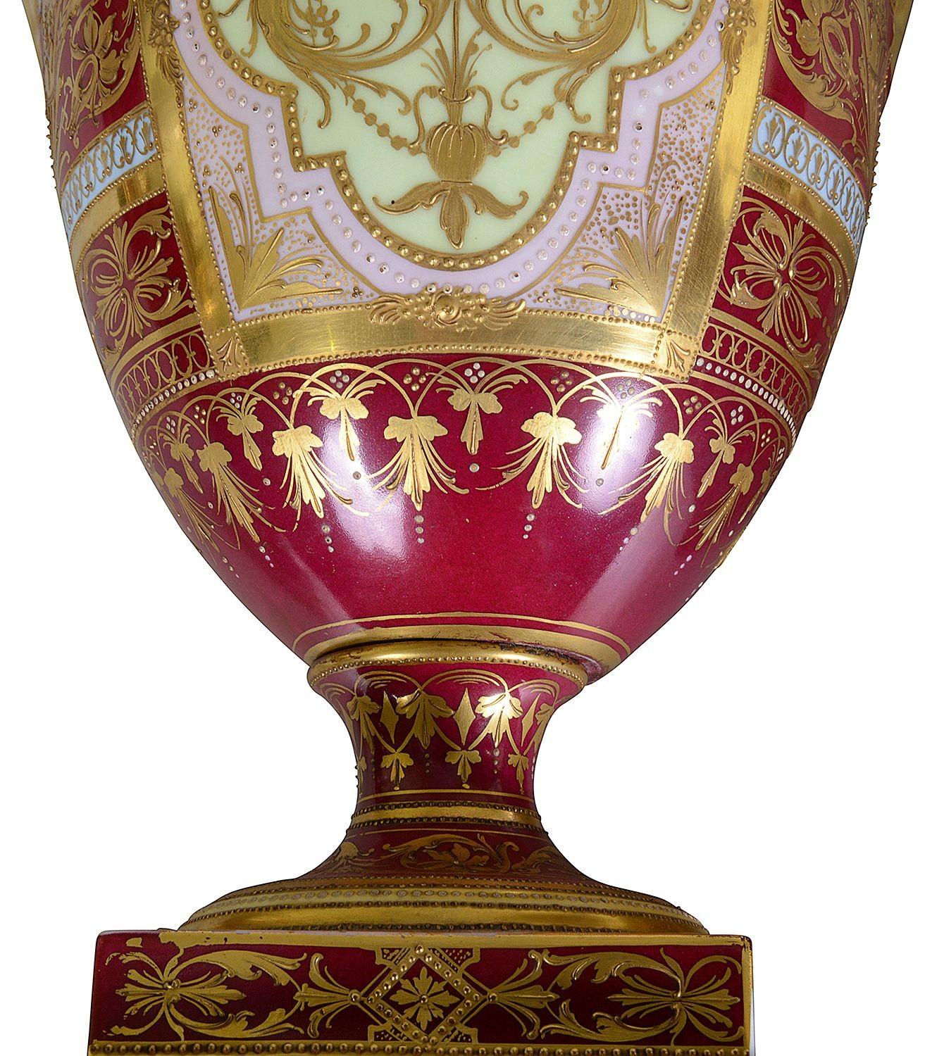 Pair C19th Vienna lidded vases en venta 1