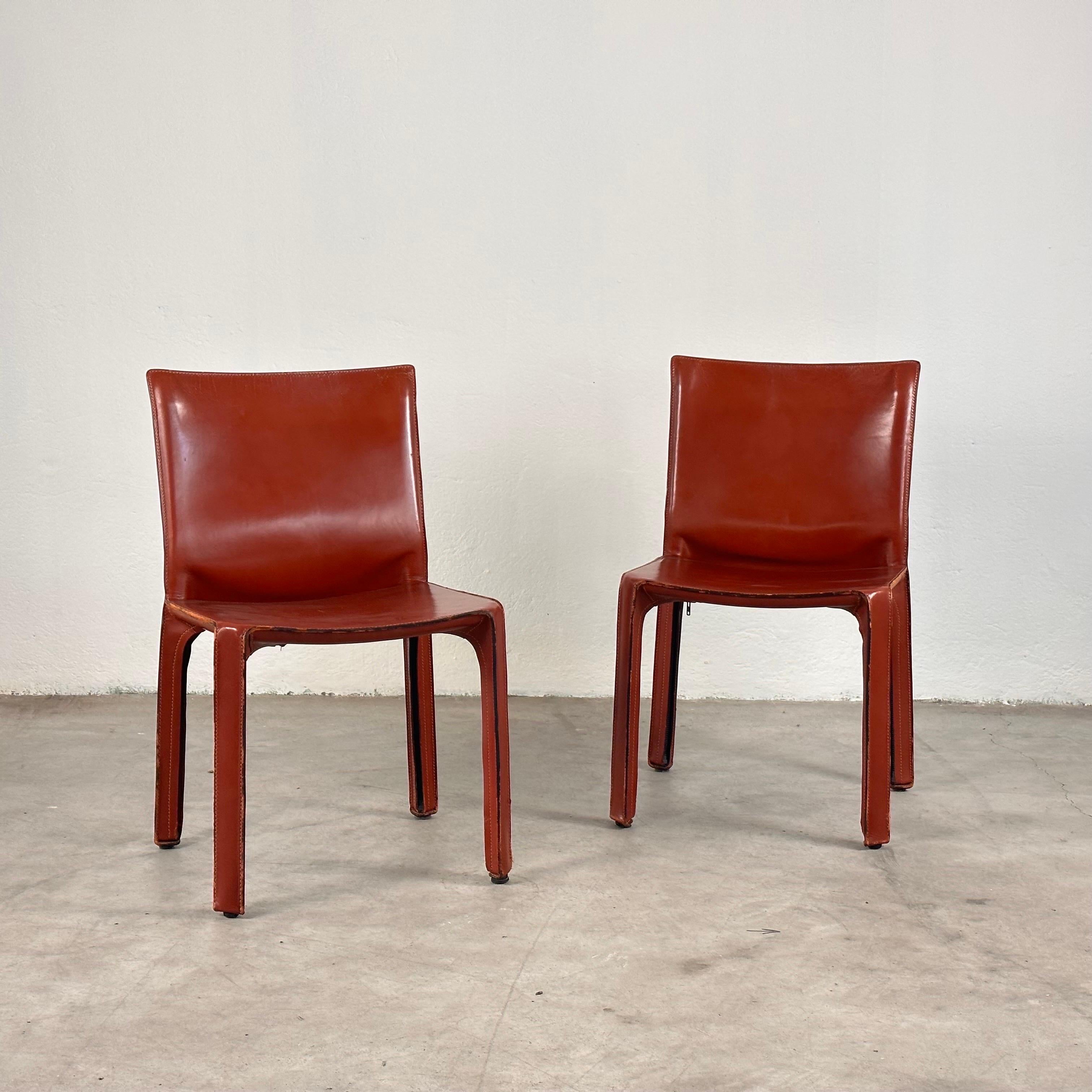 Offrez-vous l'incarnation du luxe moderne du milieu du siècle avec cette superbe paire de chaises CAB 412 du célèbre designer Mario Bellini pour Cassina. Fabriquées dans les années 1970, ces chaises emblématiques témoignent de la philosophie