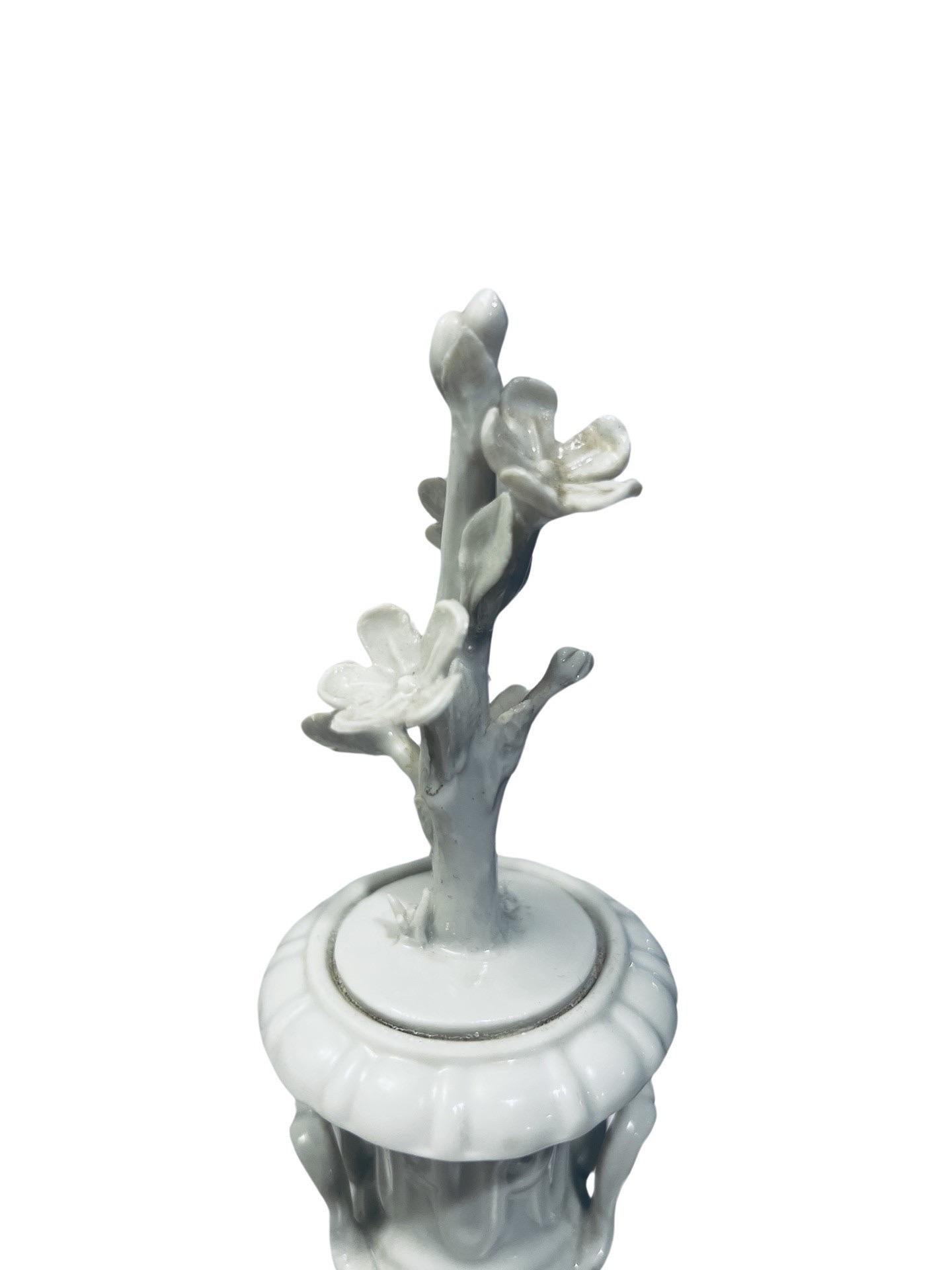Paar Blanc De Chine-Porzellanurnen im neoklassischen Stil der Rarität, Schrank der Rarität im Angebot 5