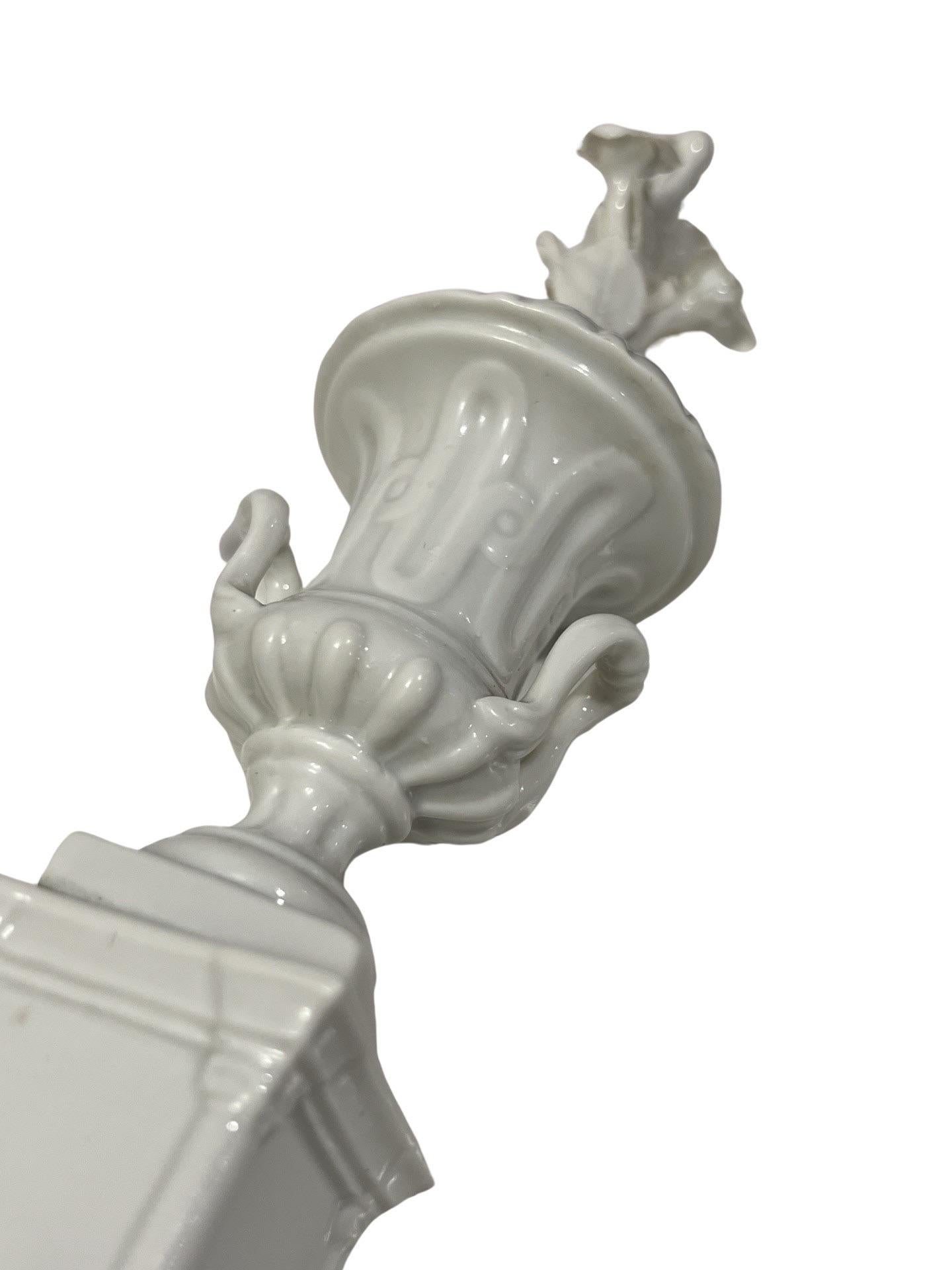 Paire d'urnes en porcelaine blanc de Chine de style néoclassique Bon état - En vente à Atlanta, GA