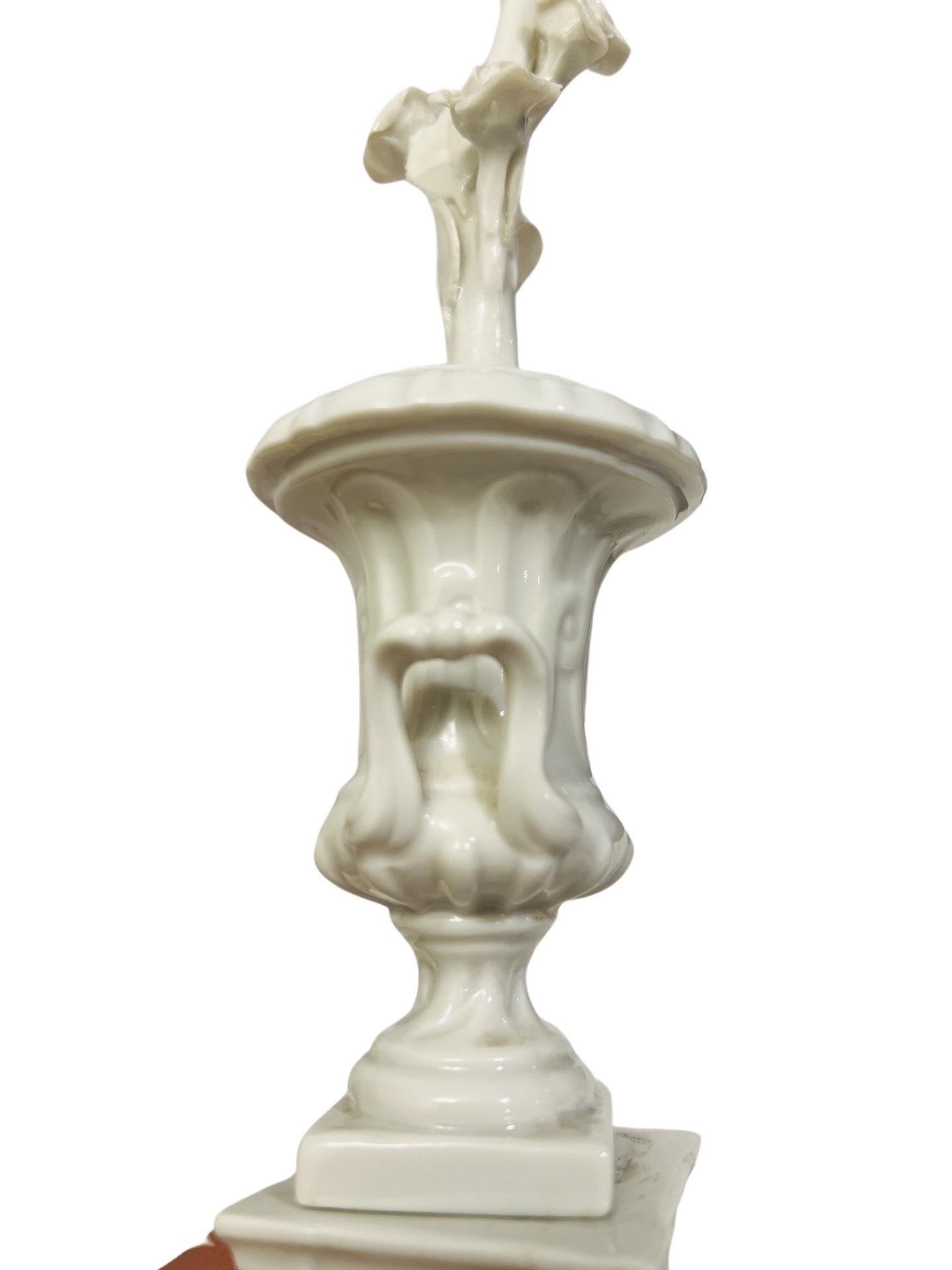 Paar Blanc De Chine-Porzellanurnen im neoklassischen Stil der Rarität, Schrank der Rarität im Angebot 1