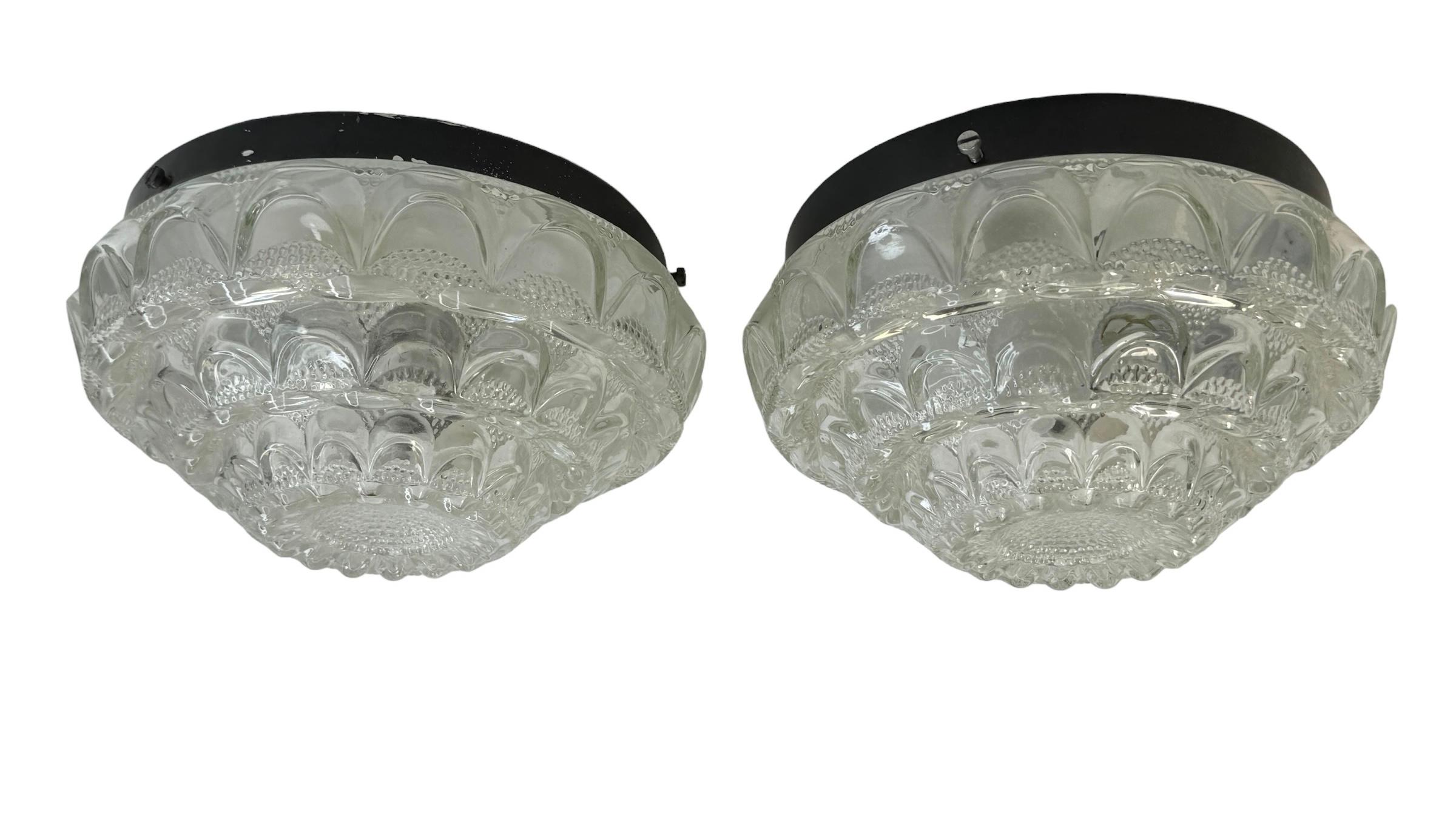 Magnifique paire de plafonniers encastrés en verre clair dans le style des gâteaux. Fabriqué en Allemagne. Magnifique verre texturé encastré avec fixation en métal. Chaque luminaire nécessite une ampoule européenne E27 / 110 Volt Edison, jusqu'à 60