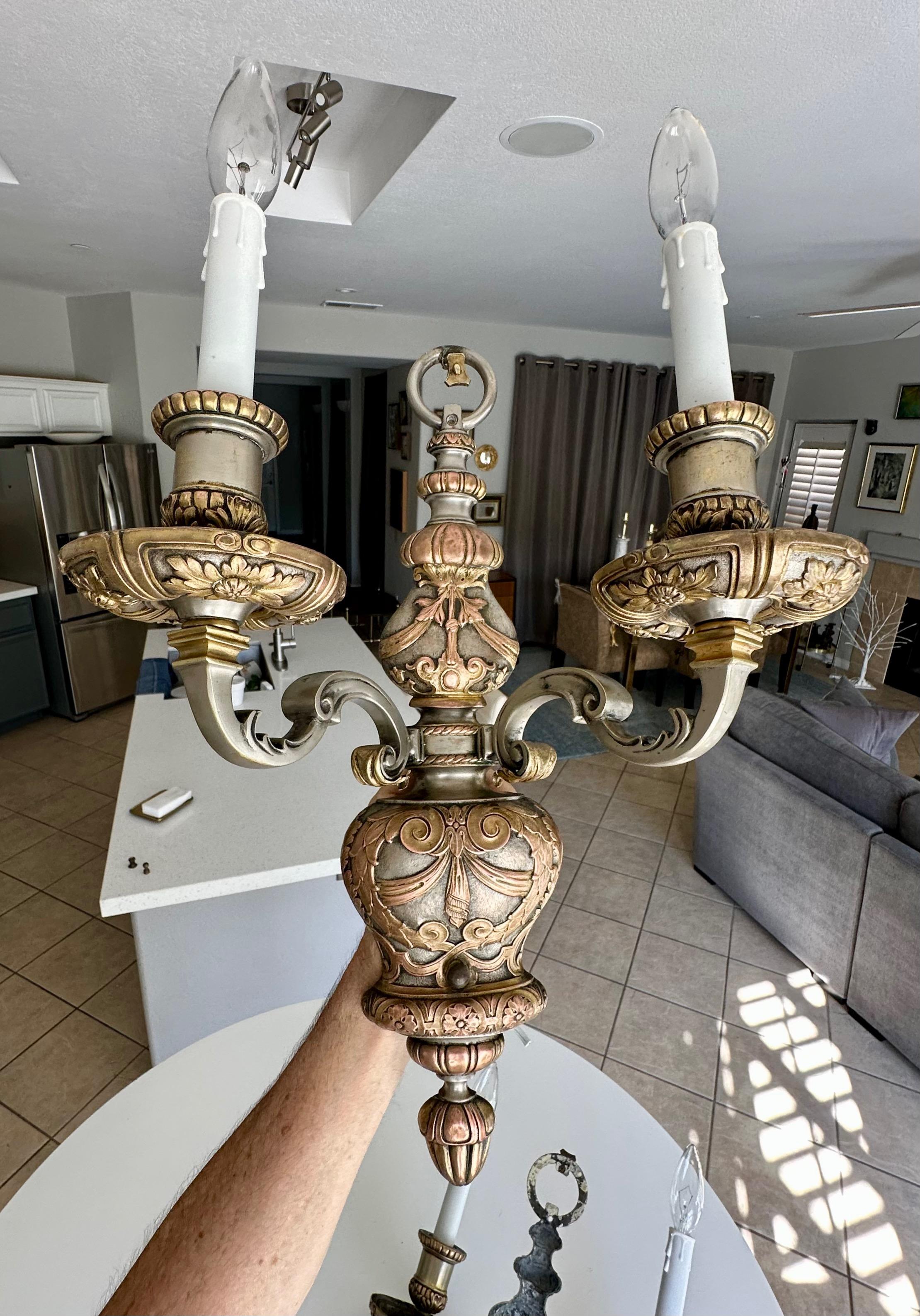 Pareja de apliques Caldwell de 2 brazos en bronce y plata en venta 4