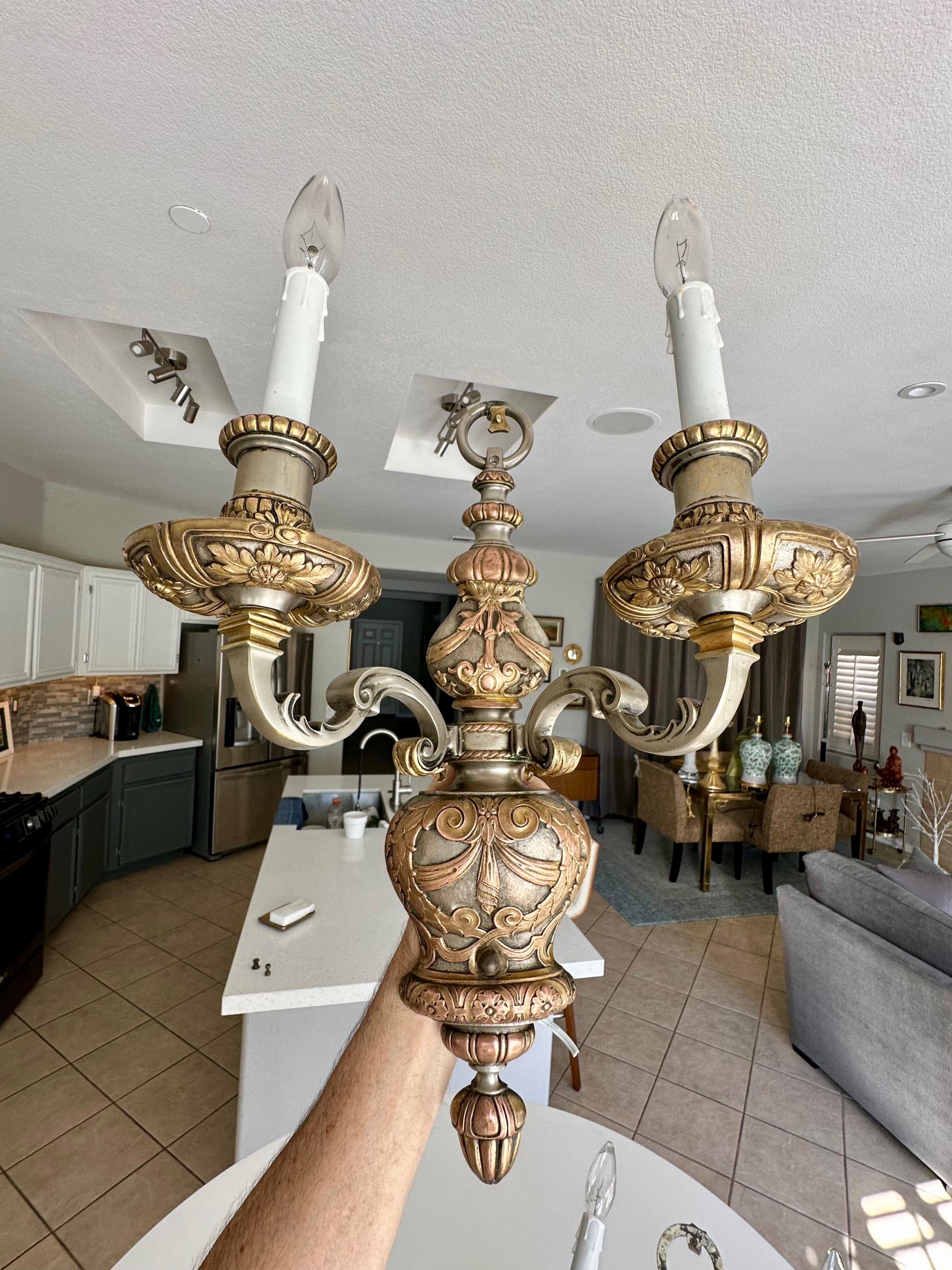 Pareja de apliques Caldwell de 2 brazos en bronce y plata en venta 6