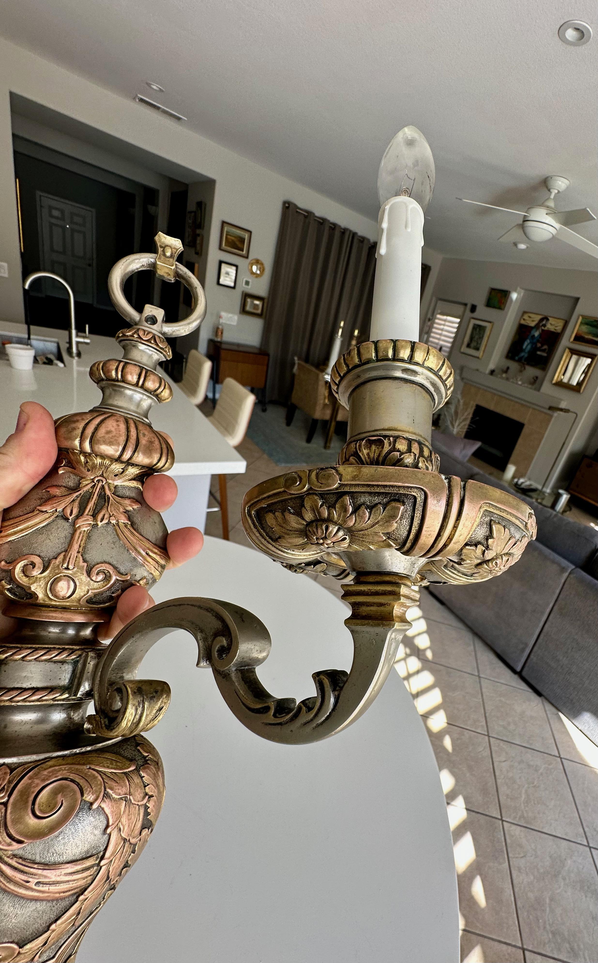 Pareja de apliques Caldwell de 2 brazos en bronce y plata en venta 7